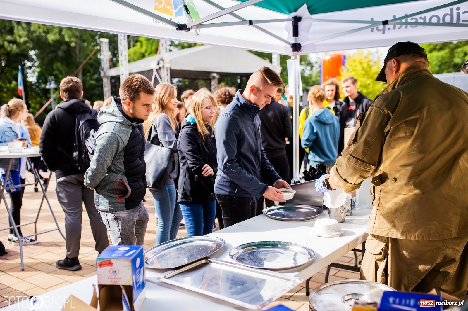 Zdjęcie w galerii na portalu naszraciborz.pl: Symulator wypadków, tor przeszkód z alkogoglami - Dzień Zrównoważonego Transportu na zamku [FOTO i WIDEO] wiadomości z regionu