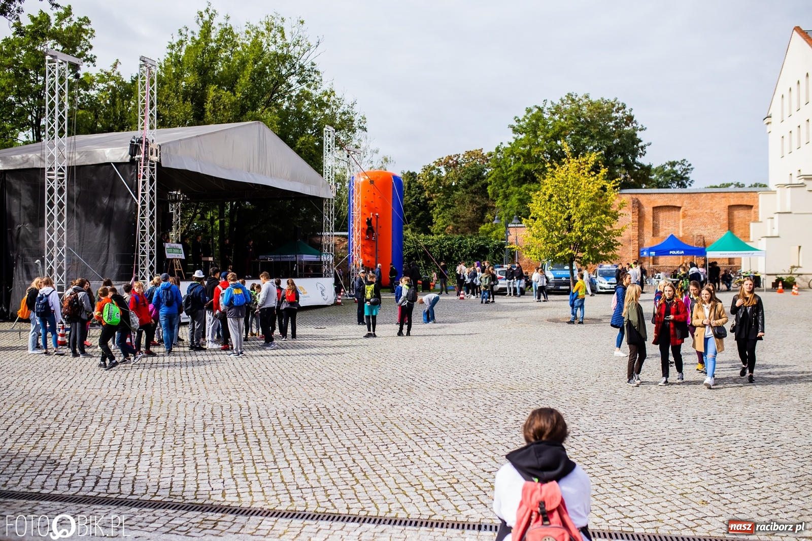 Zdjęcie w galerii na portalu naszraciborz.pl: Symulator wypadków, tor przeszkód z alkogoglami - Dzień Zrównoważonego Transportu na zamku [FOTO i WIDEO] wiadomości z regionu
