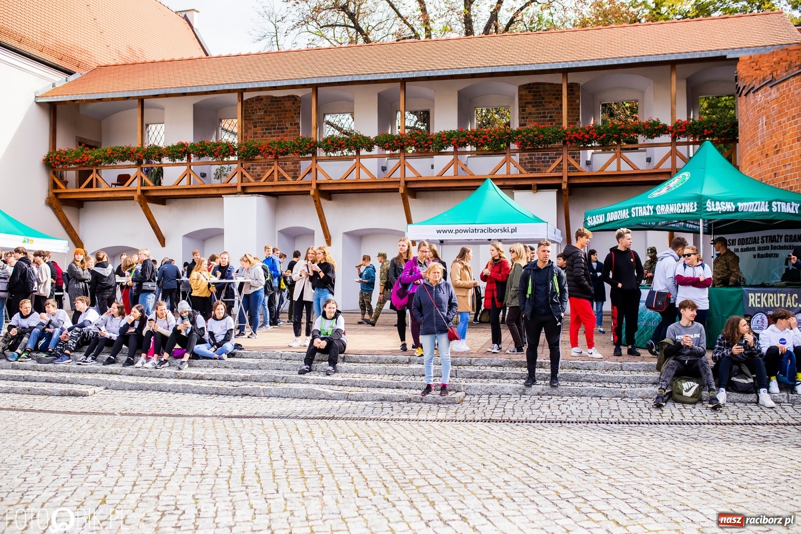 Zdjęcie w galerii na portalu naszraciborz.pl: Symulator wypadków, tor przeszkód z alkogoglami - Dzień Zrównoważonego Transportu na zamku [FOTO i WIDEO] wiadomości z regionu