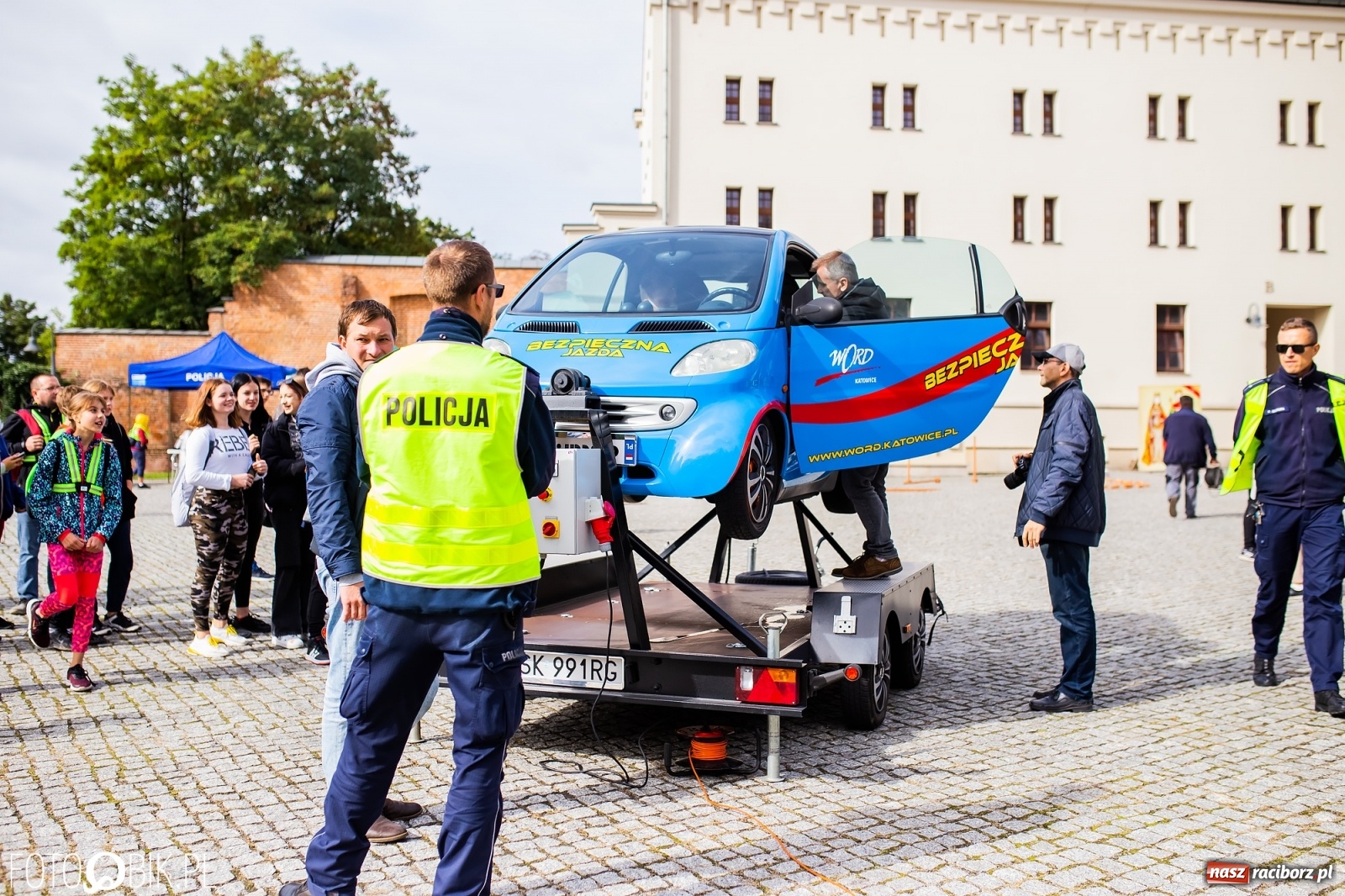 Zdjęcie w galerii na portalu naszraciborz.pl: Symulator wypadków, tor przeszkód z alkogoglami - Dzień Zrównoważonego Transportu na zamku [FOTO i WIDEO] wiadomości z regionu