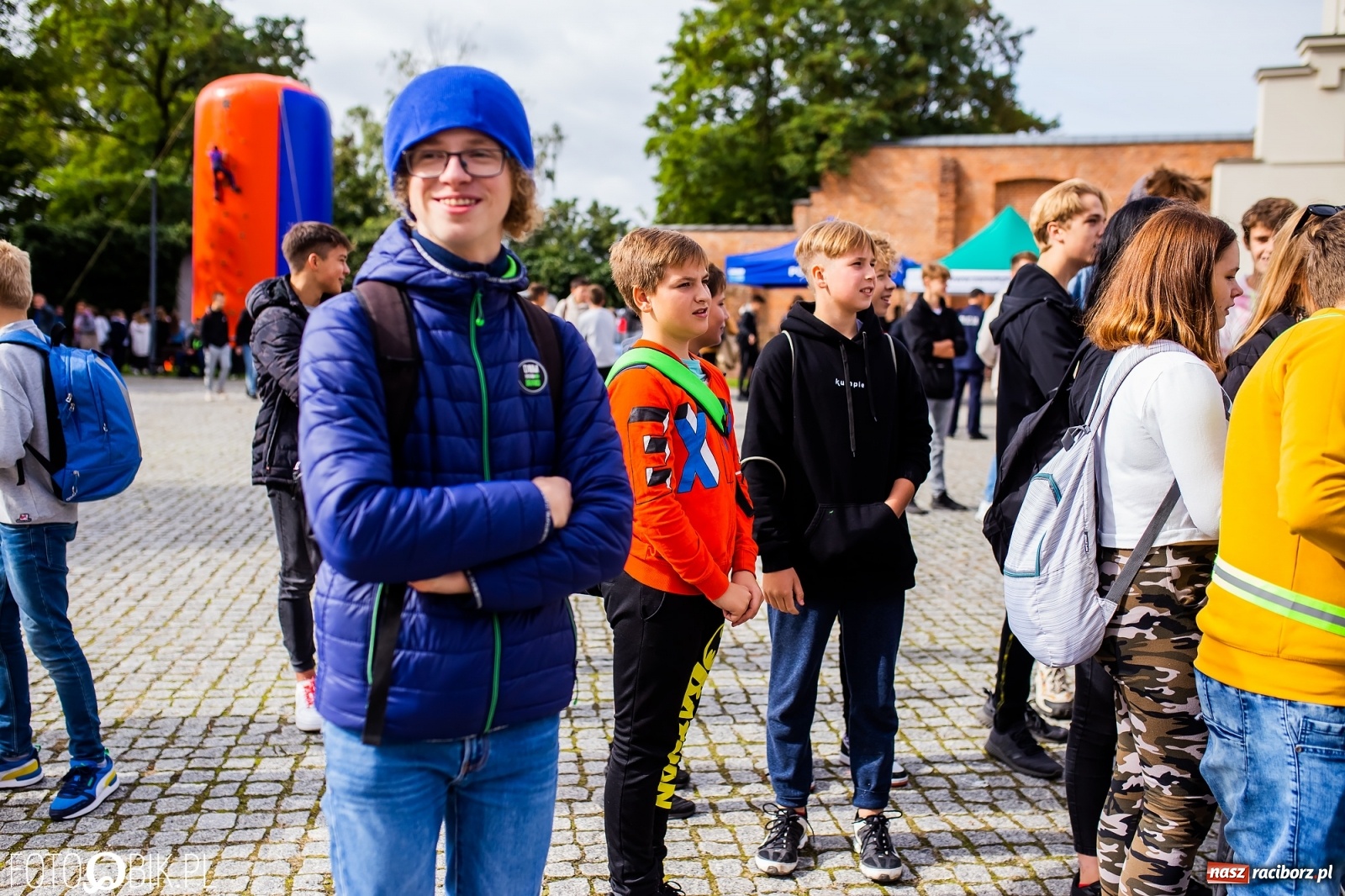 Zdjęcie w galerii na portalu naszraciborz.pl: Symulator wypadków, tor przeszkód z alkogoglami - Dzień Zrównoważonego Transportu na zamku [FOTO i WIDEO] wiadomości z regionu