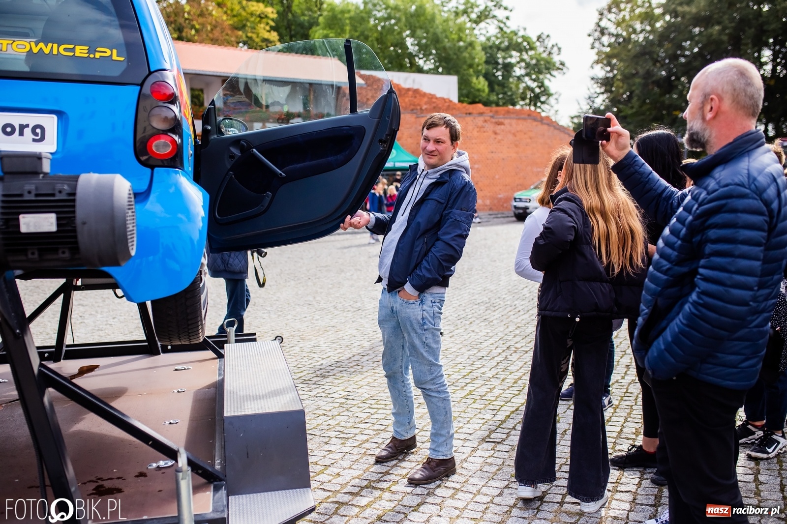Zdjęcie w galerii na portalu naszraciborz.pl: Symulator wypadków, tor przeszkód z alkogoglami - Dzień Zrównoważonego Transportu na zamku [FOTO i WIDEO] wiadomości z regionu