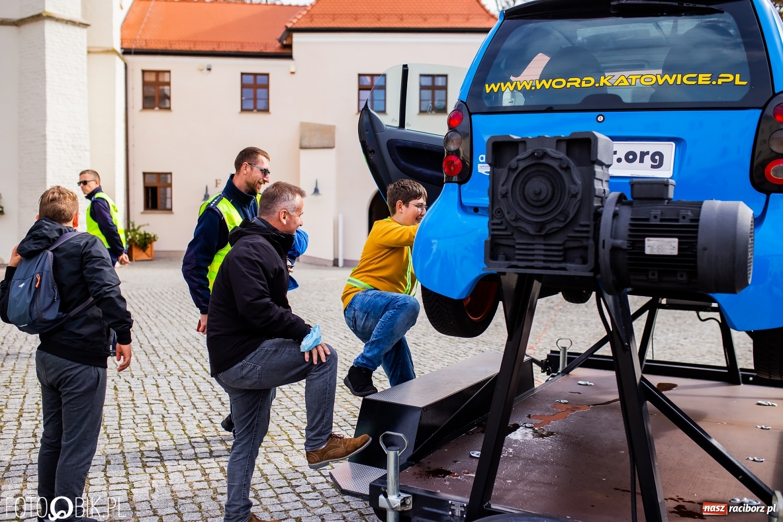 Zdjęcie w galerii na portalu naszraciborz.pl: Symulator wypadków, tor przeszkód z alkogoglami - Dzień Zrównoważonego Transportu na zamku [FOTO i WIDEO] wiadomości z regionu