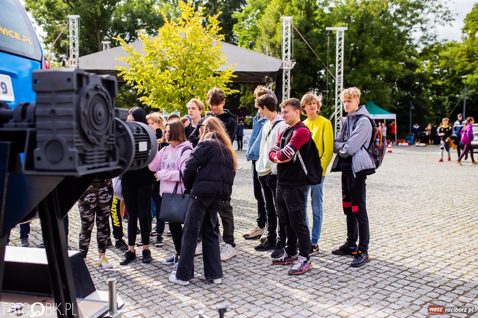 Zdjęcie w galerii na portalu naszraciborz.pl: Symulator wypadków, tor przeszkód z alkogoglami - Dzień Zrównoważonego Transportu na zamku [FOTO i WIDEO] wiadomości z regionu