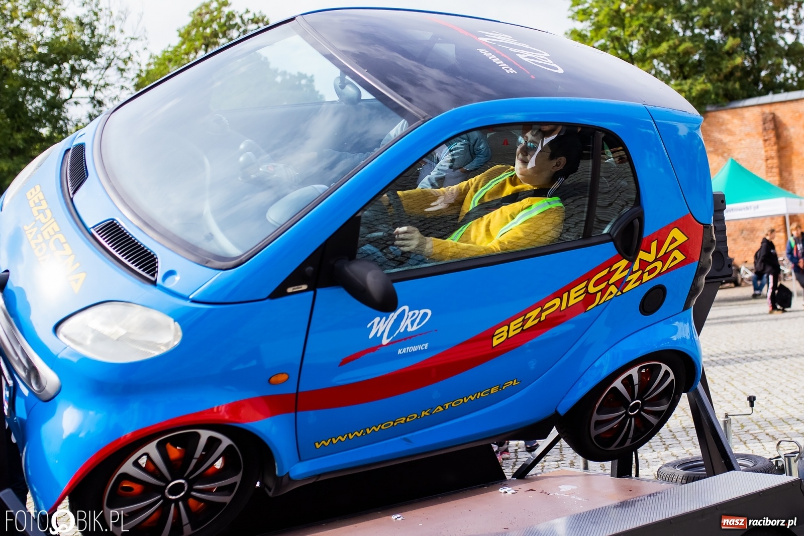 Zdjęcie w galerii na portalu naszraciborz.pl: Symulator wypadków, tor przeszkód z alkogoglami - Dzień Zrównoważonego Transportu na zamku [FOTO i WIDEO] wiadomości z regionu