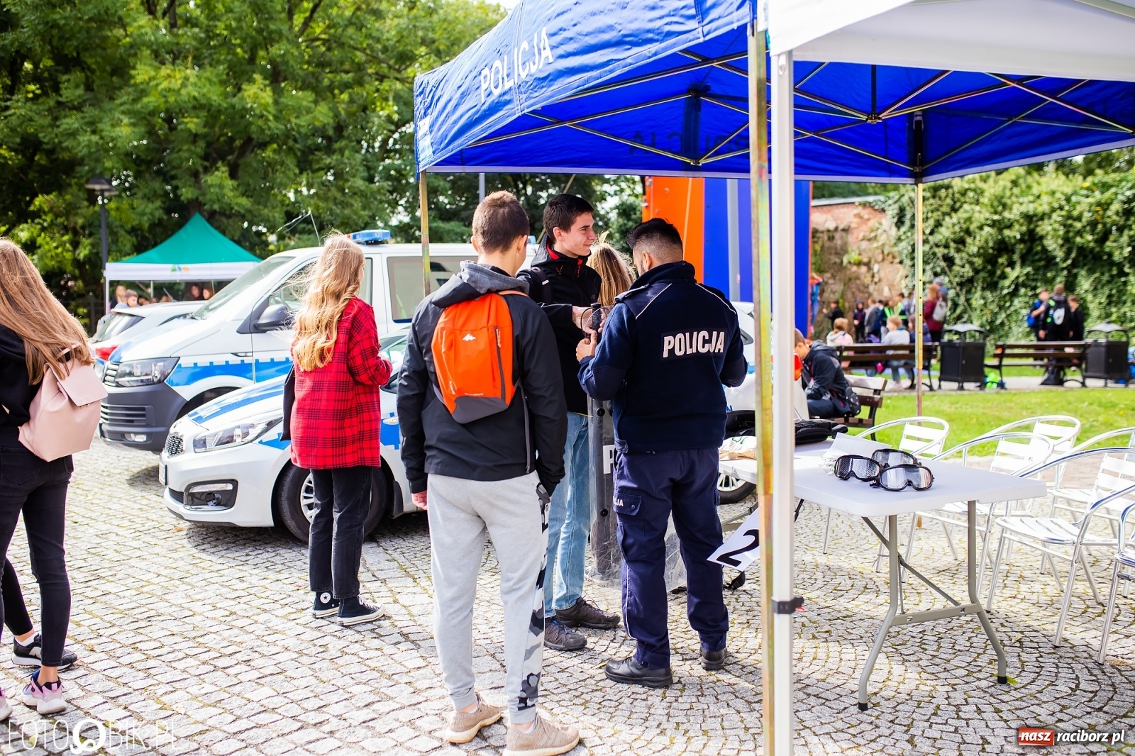 Zdjęcie w galerii na portalu naszraciborz.pl: Symulator wypadków, tor przeszkód z alkogoglami - Dzień Zrównoważonego Transportu na zamku [FOTO i WIDEO] wiadomości z regionu