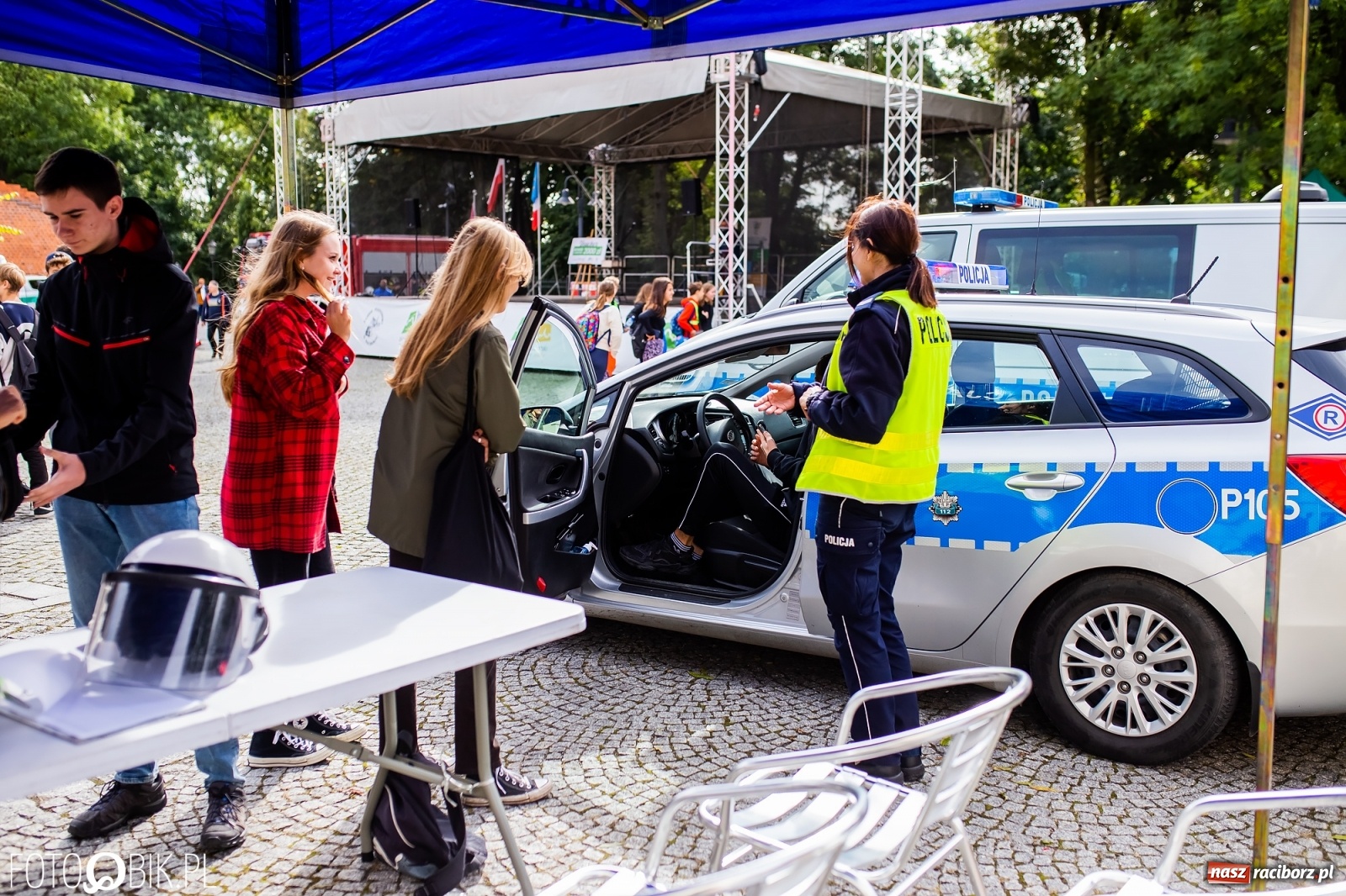 Zdjęcie w galerii na portalu naszraciborz.pl: Symulator wypadków, tor przeszkód z alkogoglami - Dzień Zrównoważonego Transportu na zamku [FOTO i WIDEO] wiadomości z regionu