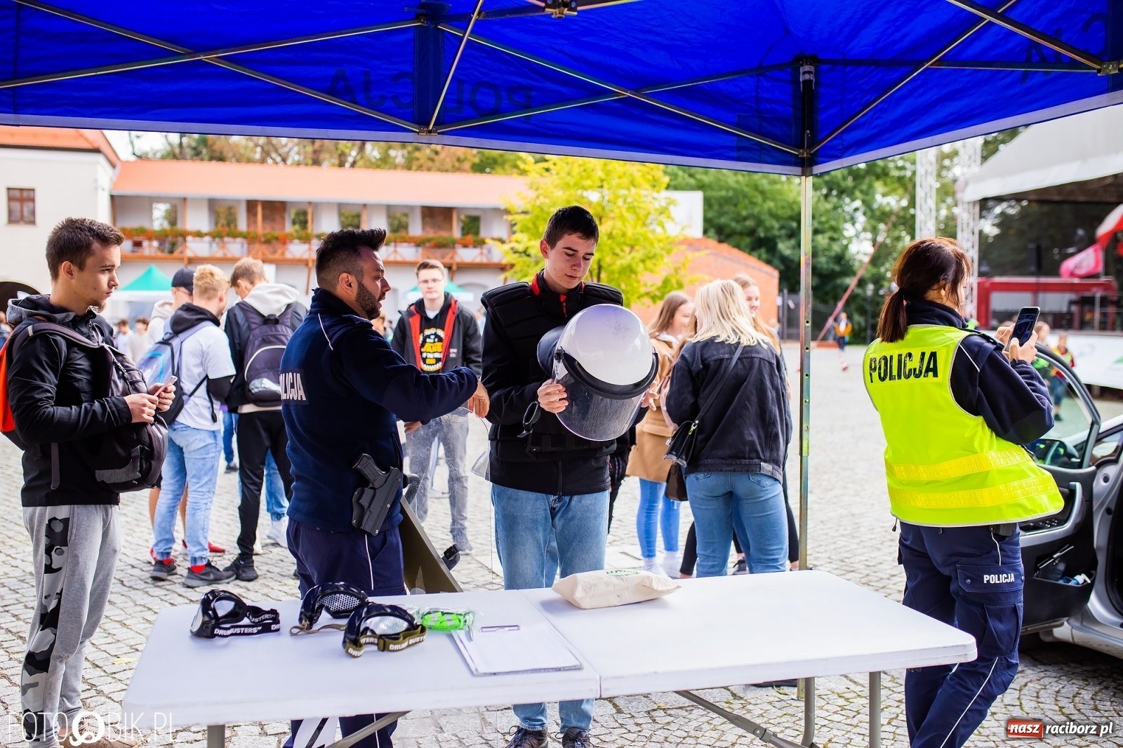 Zdjęcie w galerii na portalu naszraciborz.pl: Symulator wypadków, tor przeszkód z alkogoglami - Dzień Zrównoważonego Transportu na zamku [FOTO i WIDEO] wiadomości z regionu