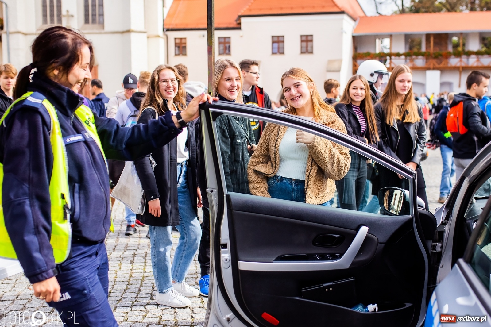 Zdjęcie w galerii na portalu naszraciborz.pl: Symulator wypadków, tor przeszkód z alkogoglami - Dzień Zrównoważonego Transportu na zamku [FOTO i WIDEO] wiadomości z regionu