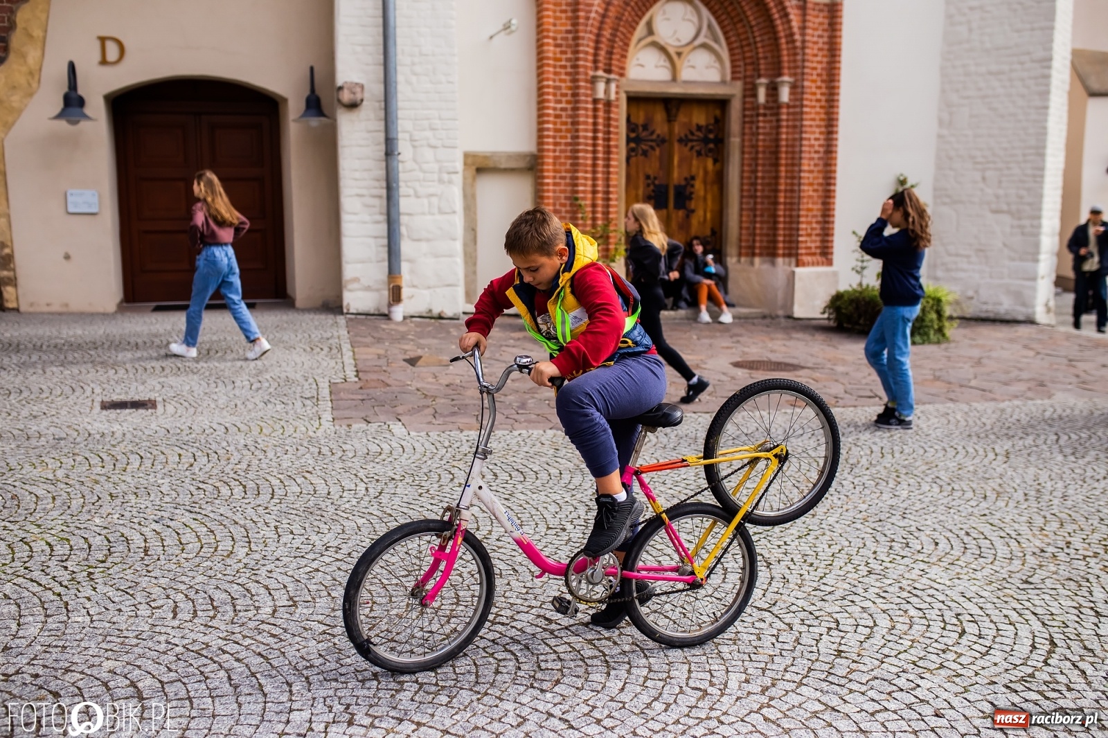 Zdjęcie w galerii na portalu naszraciborz.pl: Symulator wypadków, tor przeszkód z alkogoglami - Dzień Zrównoważonego Transportu na zamku [FOTO i WIDEO] wiadomości z regionu