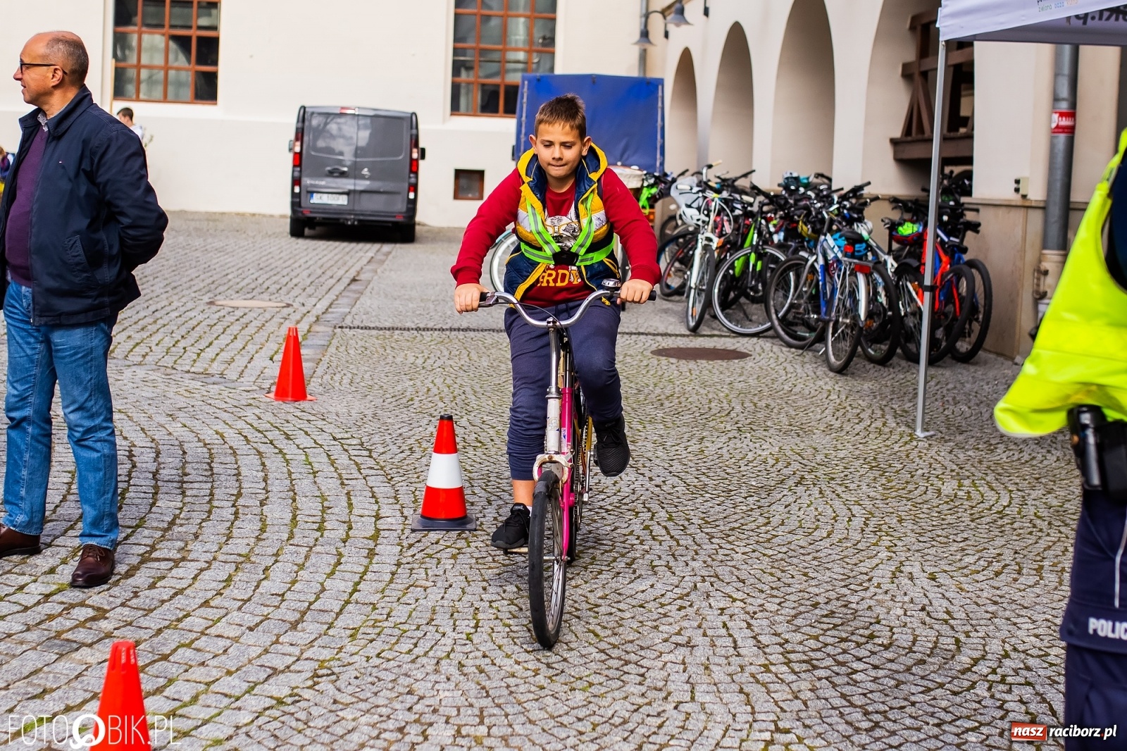 Zdjęcie w galerii na portalu naszraciborz.pl: Symulator wypadków, tor przeszkód z alkogoglami - Dzień Zrównoważonego Transportu na zamku [FOTO i WIDEO] wiadomości z regionu