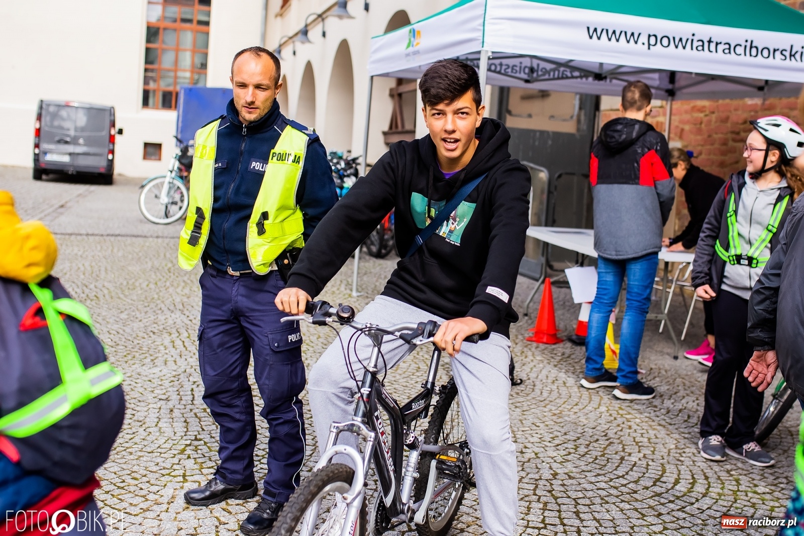 Zdjęcie w galerii na portalu naszraciborz.pl: Symulator wypadków, tor przeszkód z alkogoglami - Dzień Zrównoważonego Transportu na zamku [FOTO i WIDEO] wiadomości z regionu