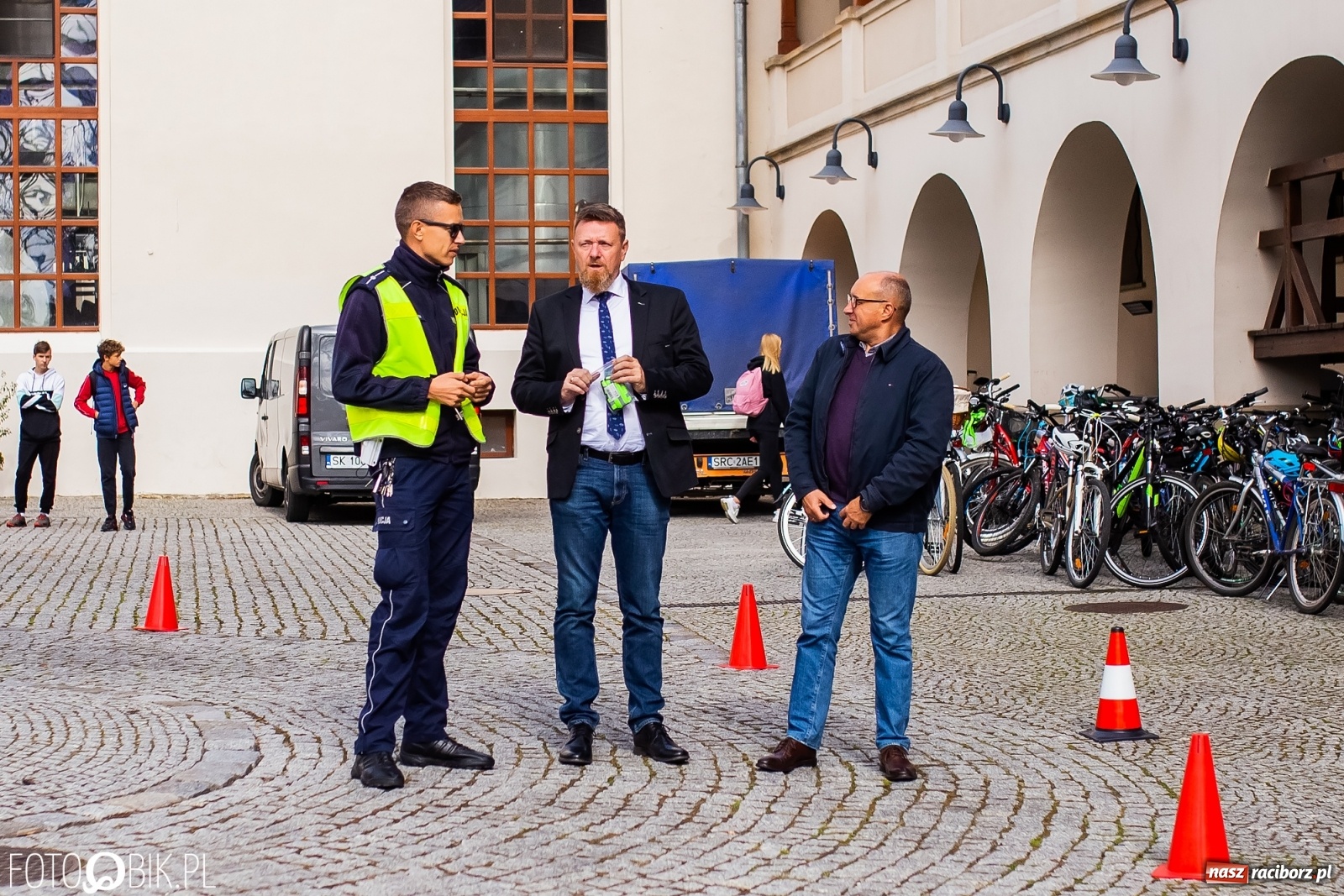 Zdjęcie w galerii na portalu naszraciborz.pl: Symulator wypadków, tor przeszkód z alkogoglami - Dzień Zrównoważonego Transportu na zamku [FOTO i WIDEO] wiadomości z regionu