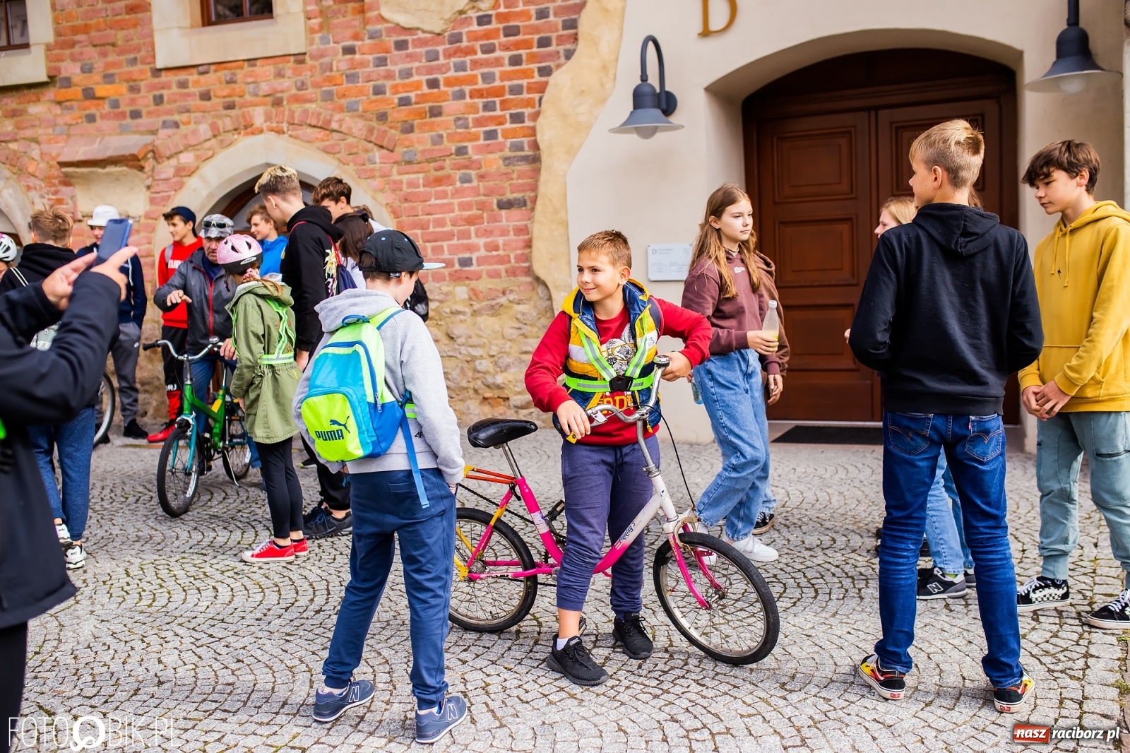 Zdjęcie w galerii na portalu naszraciborz.pl: Symulator wypadków, tor przeszkód z alkogoglami - Dzień Zrównoważonego Transportu na zamku [FOTO i WIDEO] wiadomości z regionu