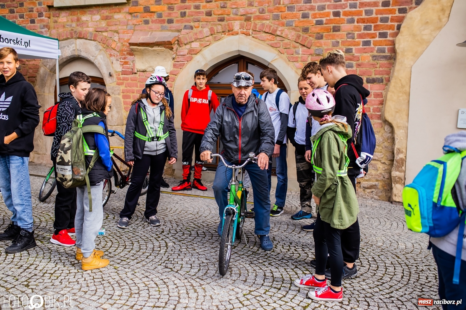 Zdjęcie w galerii na portalu naszraciborz.pl: Symulator wypadków, tor przeszkód z alkogoglami - Dzień Zrównoważonego Transportu na zamku [FOTO i WIDEO] wiadomości z regionu