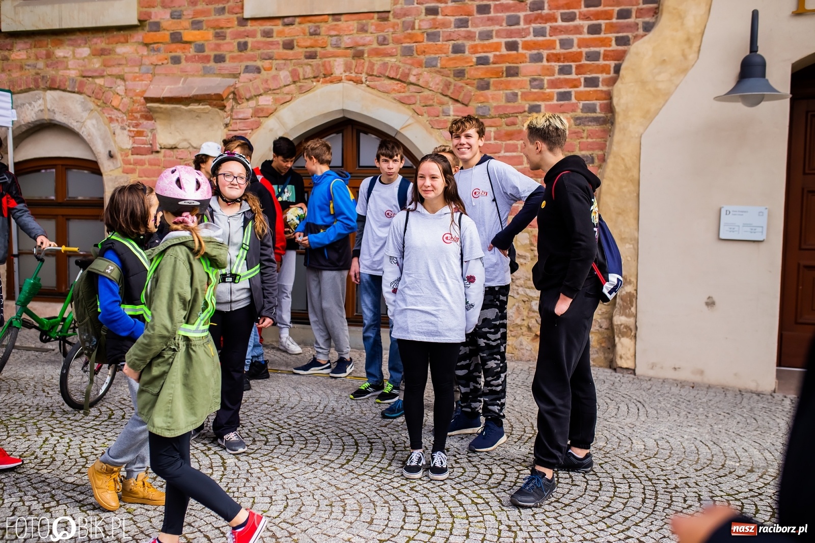 Zdjęcie w galerii na portalu naszraciborz.pl: Symulator wypadków, tor przeszkód z alkogoglami - Dzień Zrównoważonego Transportu na zamku [FOTO i WIDEO] wiadomości z regionu