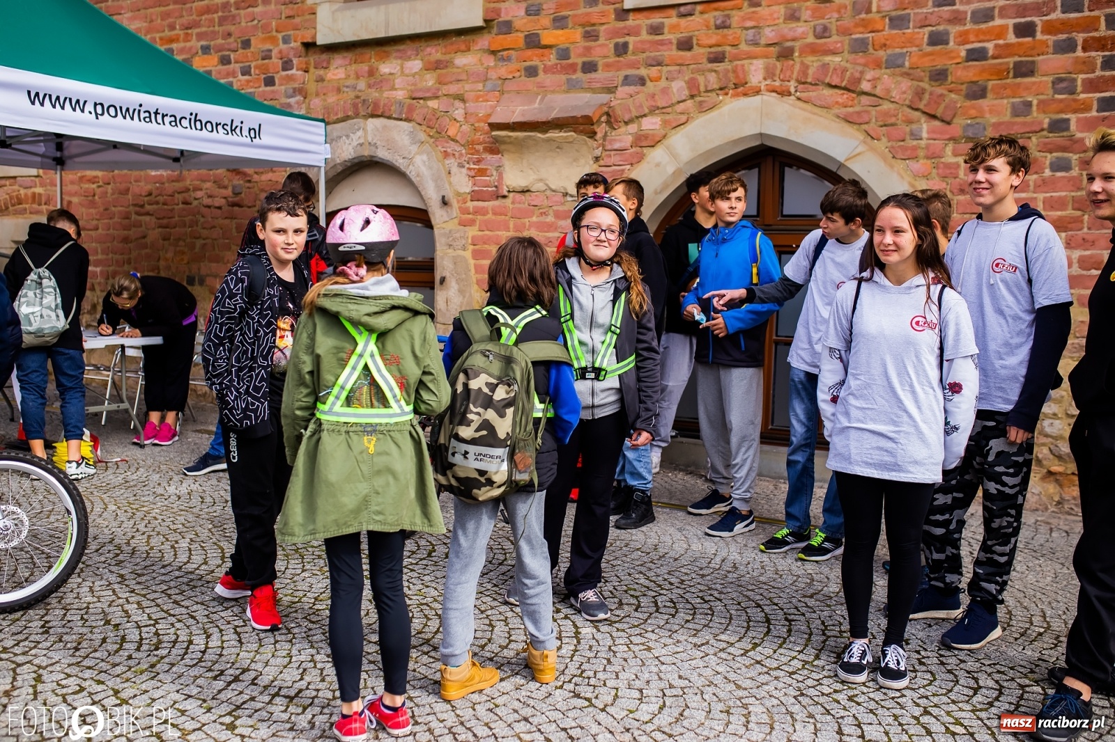 Zdjęcie w galerii na portalu naszraciborz.pl: Symulator wypadków, tor przeszkód z alkogoglami - Dzień Zrównoważonego Transportu na zamku [FOTO i WIDEO] wiadomości z regionu