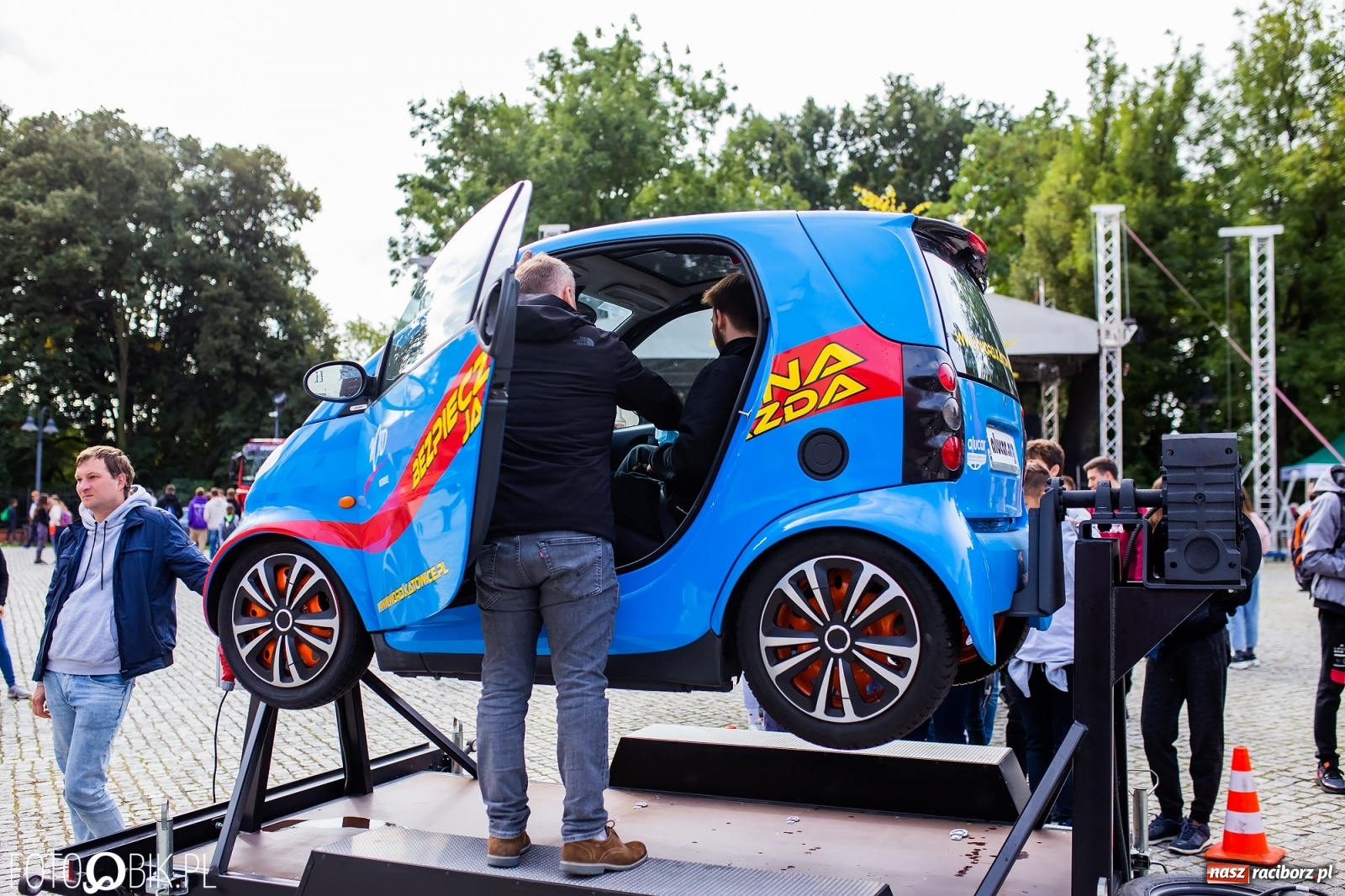 Zdjęcie w galerii na portalu naszraciborz.pl: Symulator wypadków, tor przeszkód z alkogoglami - Dzień Zrównoważonego Transportu na zamku [FOTO i WIDEO] wiadomości z regionu