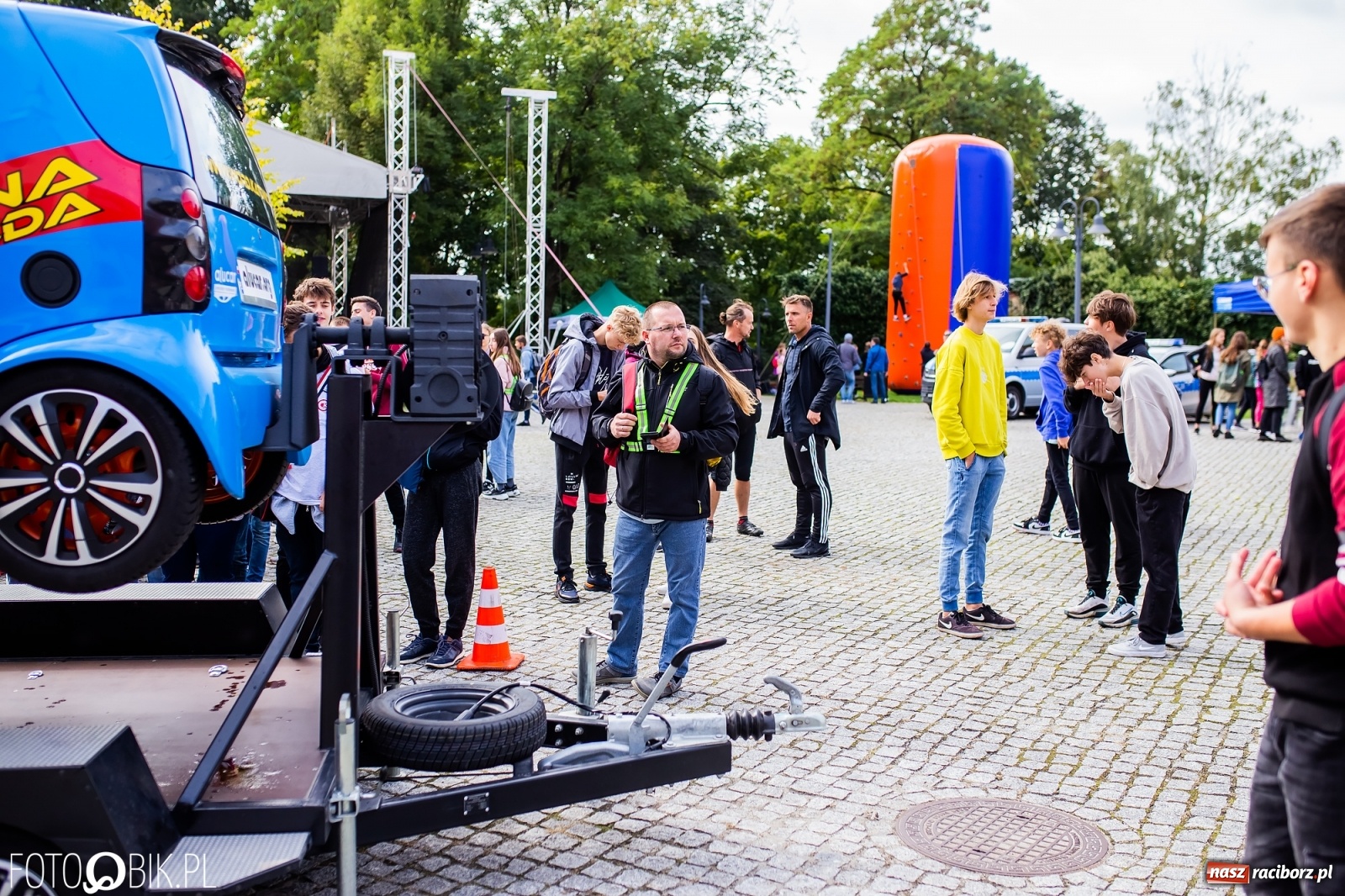 Zdjęcie w galerii na portalu naszraciborz.pl: Symulator wypadków, tor przeszkód z alkogoglami - Dzień Zrównoważonego Transportu na zamku [FOTO i WIDEO] wiadomości z regionu