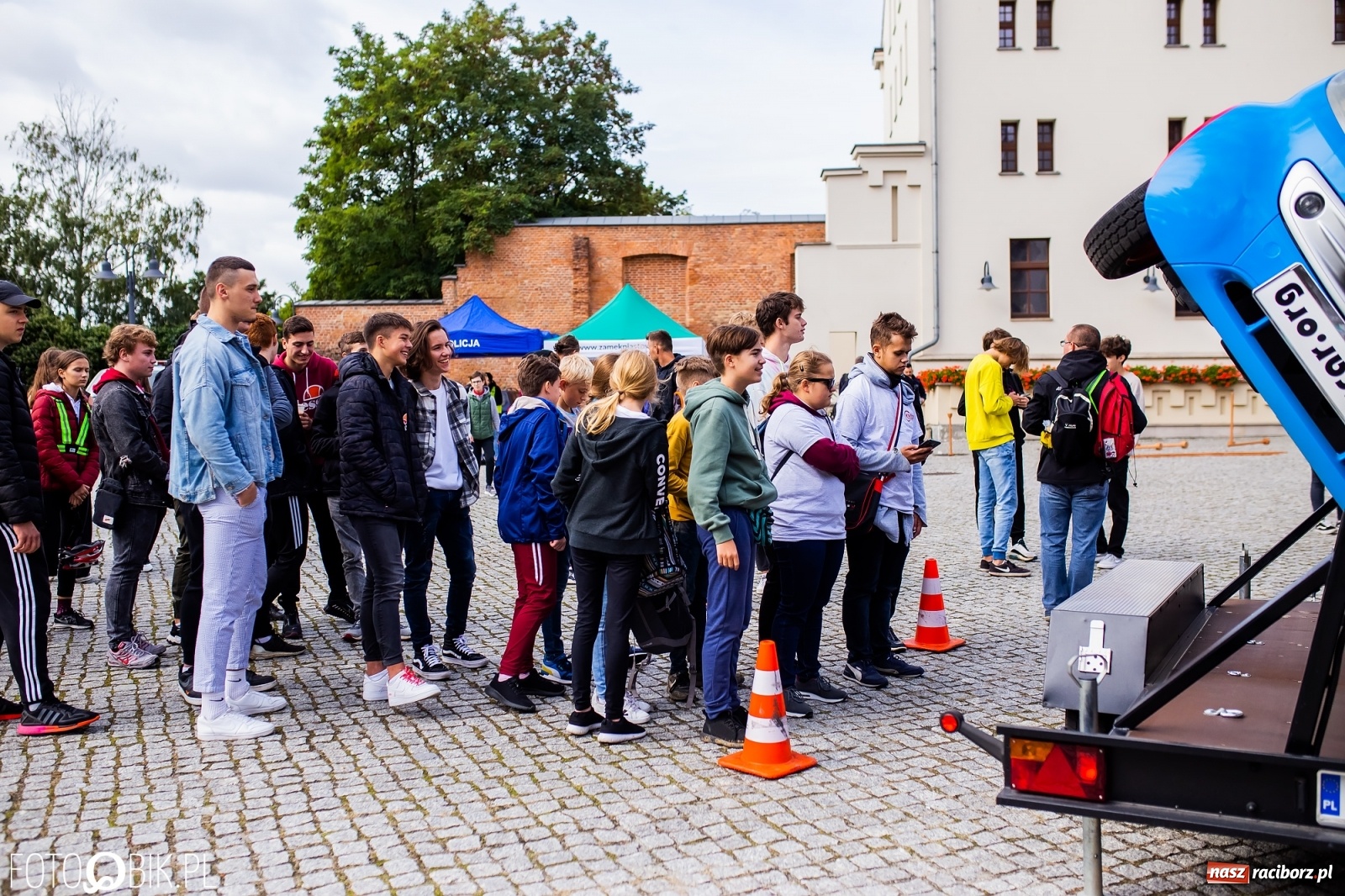 Zdjęcie w galerii na portalu naszraciborz.pl: Symulator wypadków, tor przeszkód z alkogoglami - Dzień Zrównoważonego Transportu na zamku [FOTO i WIDEO] wiadomości z regionu