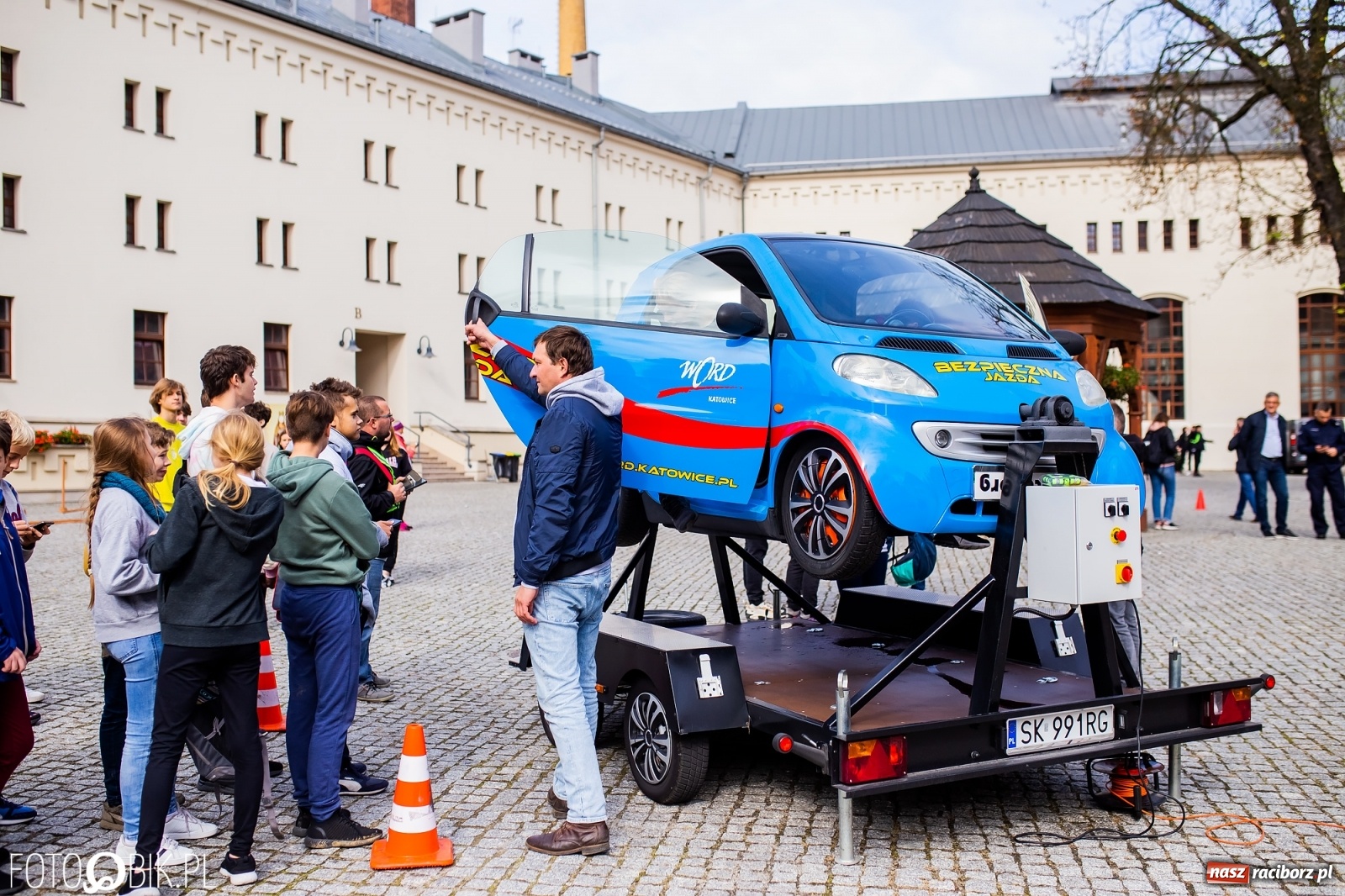 Zdjęcie w galerii na portalu naszraciborz.pl: Symulator wypadków, tor przeszkód z alkogoglami - Dzień Zrównoważonego Transportu na zamku [FOTO i WIDEO] wiadomości z regionu
