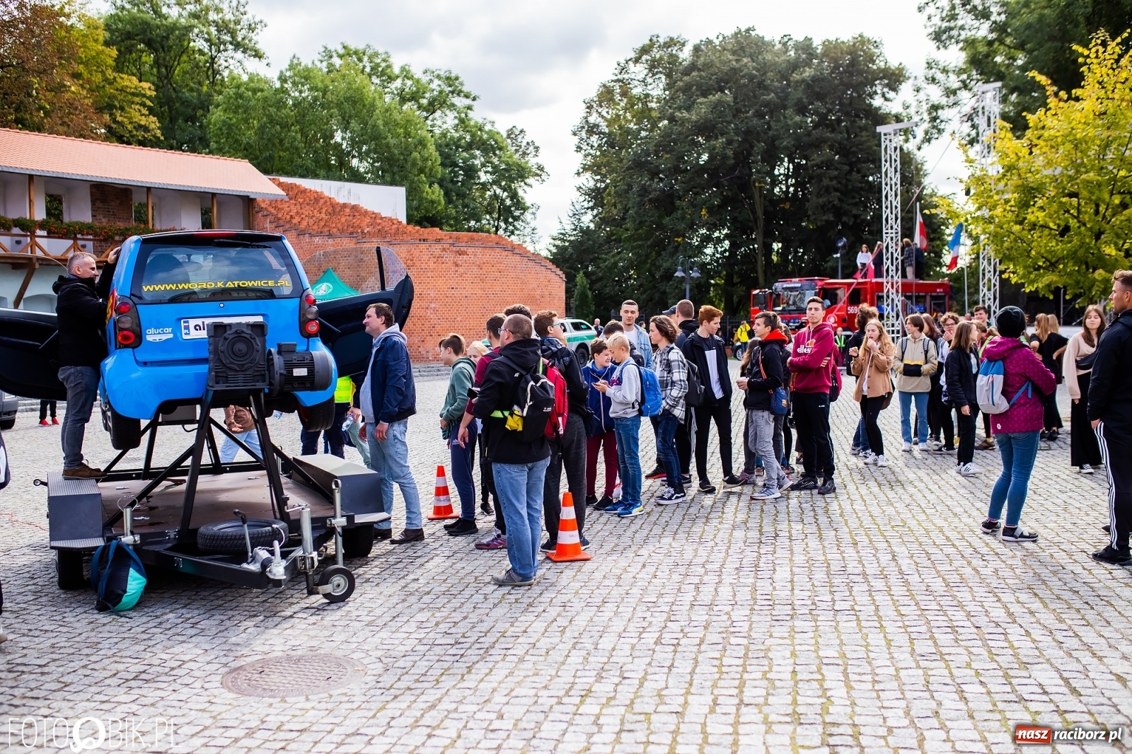 Zdjęcie w galerii na portalu naszraciborz.pl: Symulator wypadków, tor przeszkód z alkogoglami - Dzień Zrównoważonego Transportu na zamku [FOTO i WIDEO] wiadomości z regionu