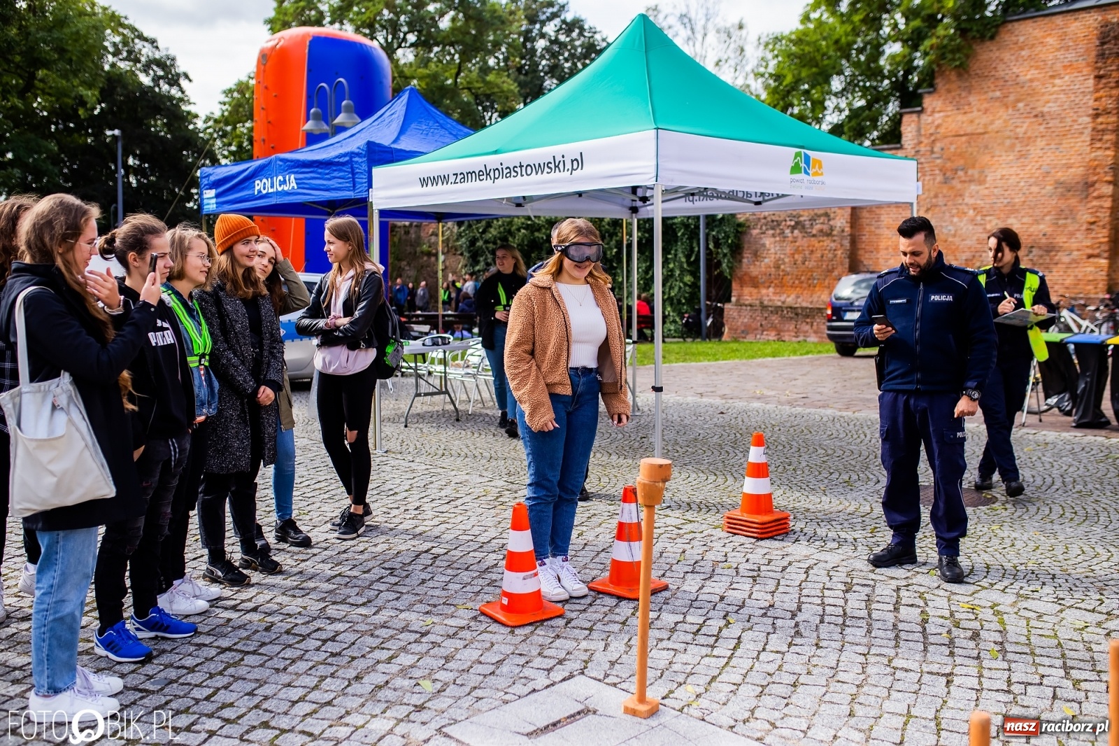 Zdjęcie w galerii na portalu naszraciborz.pl: Symulator wypadków, tor przeszkód z alkogoglami - Dzień Zrównoważonego Transportu na zamku [FOTO i WIDEO] wiadomości z regionu