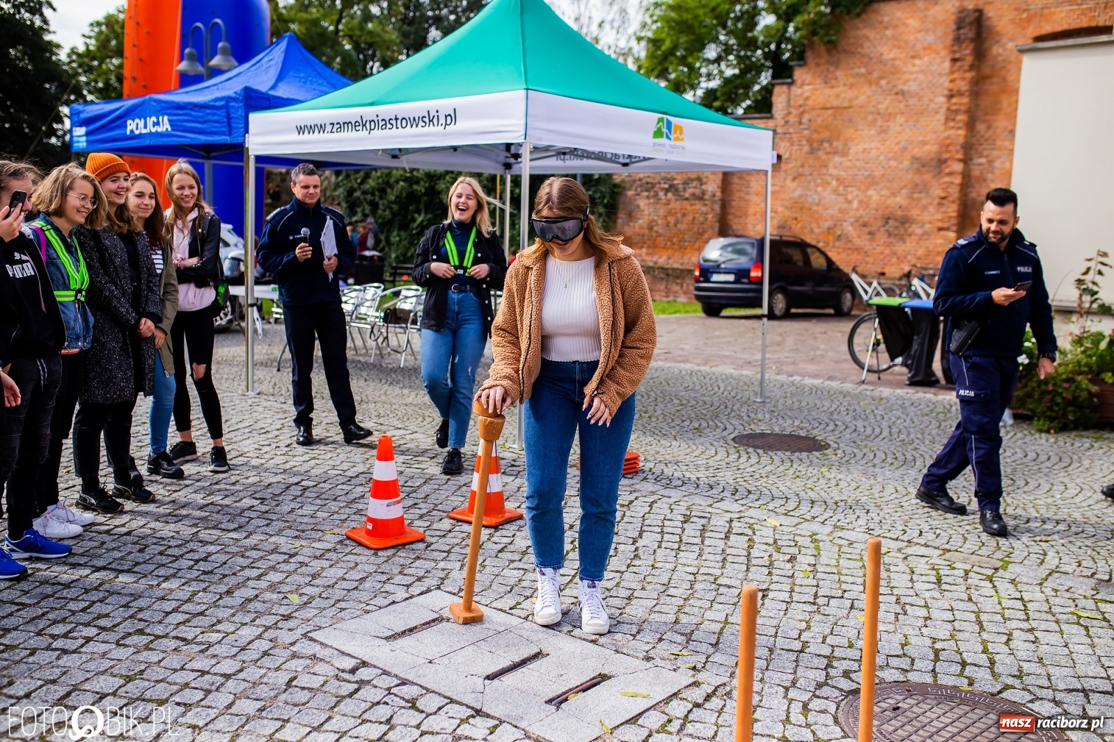 Zdjęcie w galerii na portalu naszraciborz.pl: Symulator wypadków, tor przeszkód z alkogoglami - Dzień Zrównoważonego Transportu na zamku [FOTO i WIDEO] wiadomości z regionu