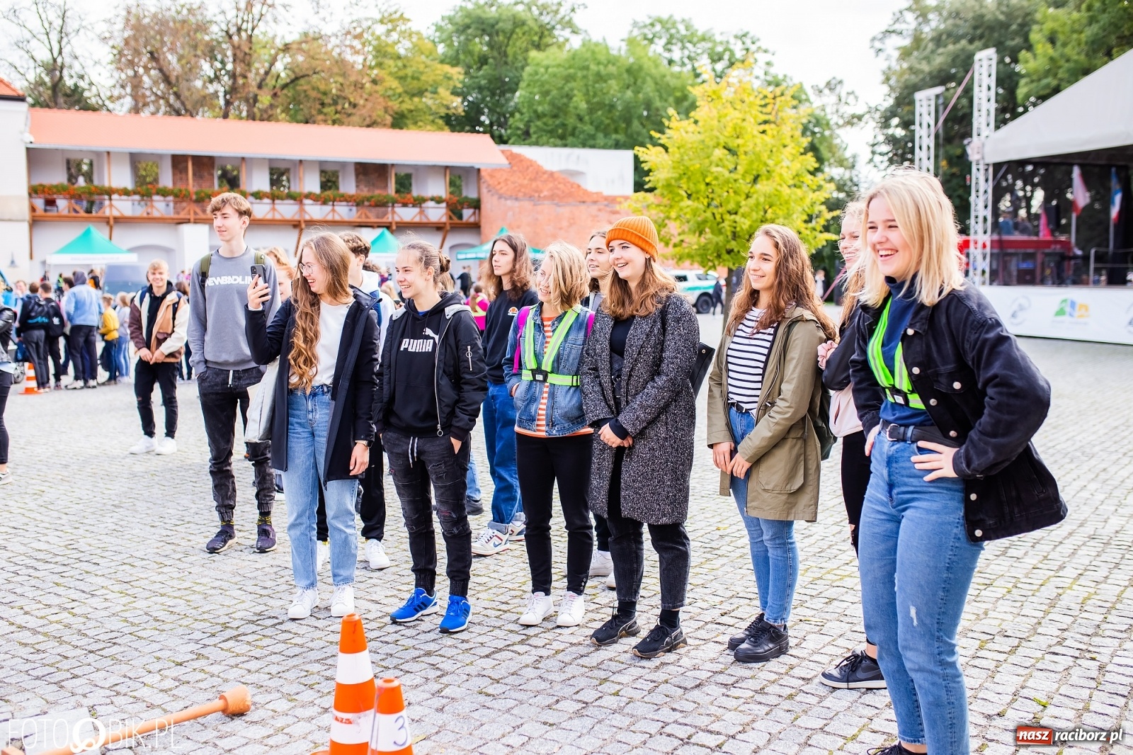 Zdjęcie w galerii na portalu naszraciborz.pl: Symulator wypadków, tor przeszkód z alkogoglami - Dzień Zrównoważonego Transportu na zamku [FOTO i WIDEO] wiadomości z regionu