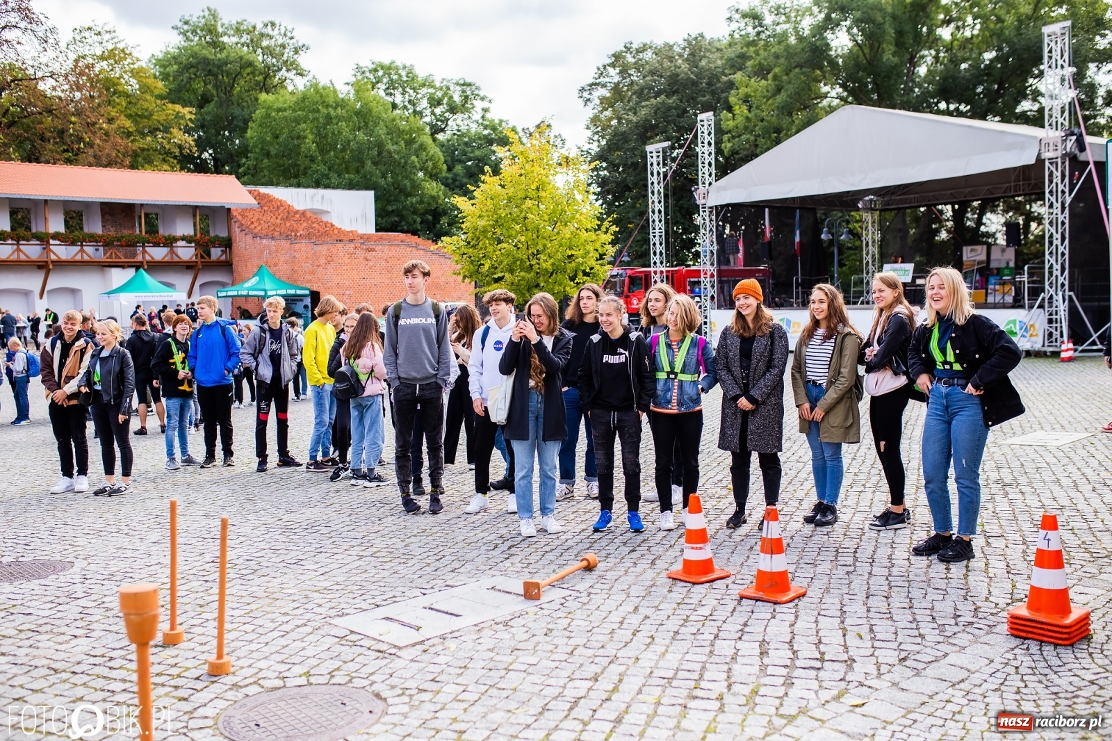 Zdjęcie w galerii na portalu naszraciborz.pl: Symulator wypadków, tor przeszkód z alkogoglami - Dzień Zrównoważonego Transportu na zamku [FOTO i WIDEO] wiadomości z regionu