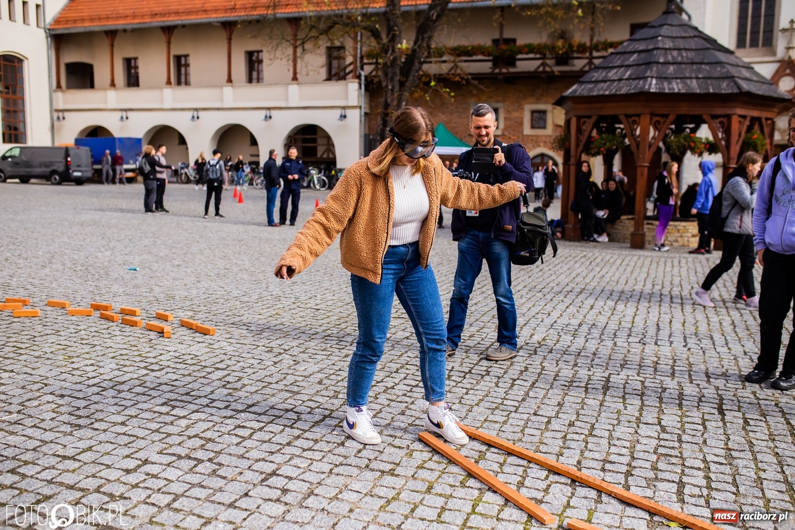Zdjęcie w galerii na portalu naszraciborz.pl: Symulator wypadków, tor przeszkód z alkogoglami - Dzień Zrównoważonego Transportu na zamku [FOTO i WIDEO] wiadomości z regionu