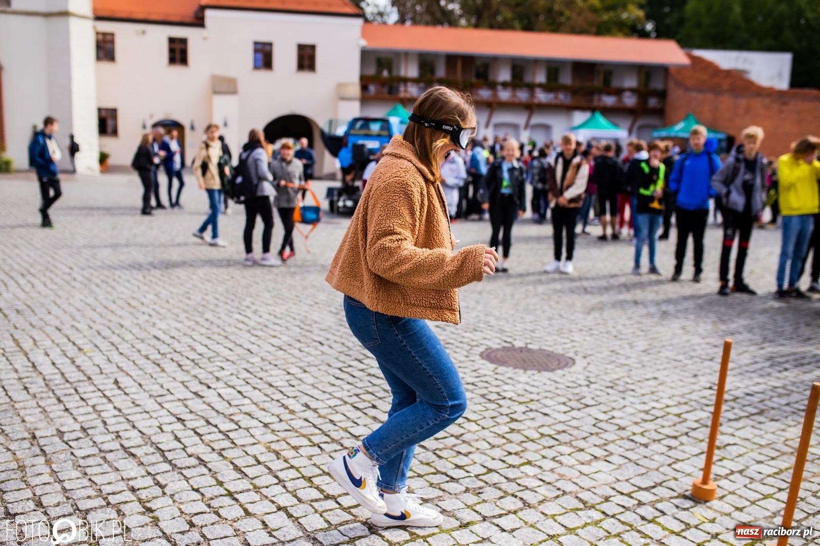 Zdjęcie w galerii na portalu naszraciborz.pl: Symulator wypadków, tor przeszkód z alkogoglami - Dzień Zrównoważonego Transportu na zamku [FOTO i WIDEO] wiadomości z regionu