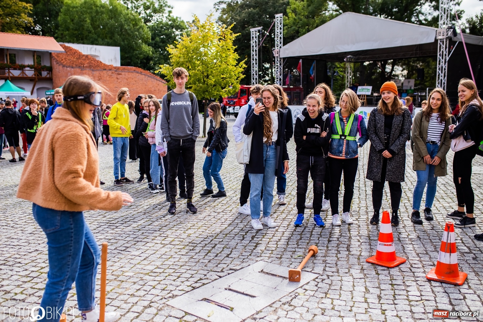Zdjęcie w galerii na portalu naszraciborz.pl: Symulator wypadków, tor przeszkód z alkogoglami - Dzień Zrównoważonego Transportu na zamku [FOTO i WIDEO] wiadomości z regionu