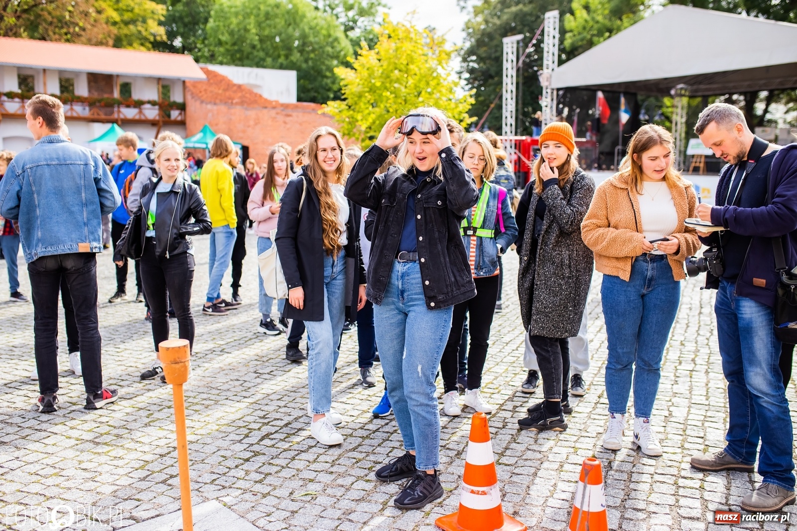 Zdjęcie w galerii na portalu naszraciborz.pl: Symulator wypadków, tor przeszkód z alkogoglami - Dzień Zrównoważonego Transportu na zamku [FOTO i WIDEO] wiadomości z regionu