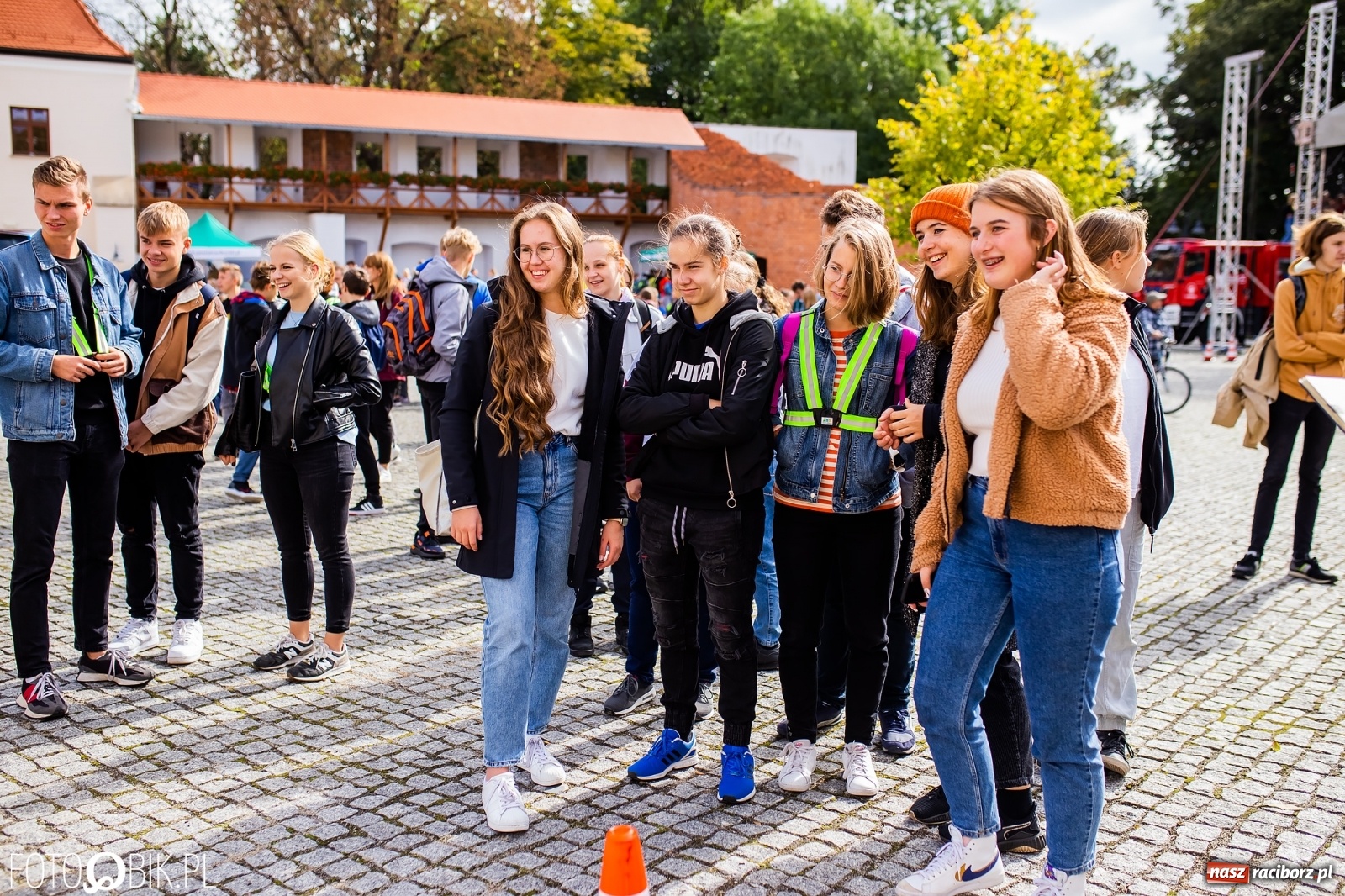 Zdjęcie w galerii na portalu naszraciborz.pl: Symulator wypadków, tor przeszkód z alkogoglami - Dzień Zrównoważonego Transportu na zamku [FOTO i WIDEO] wiadomości z regionu