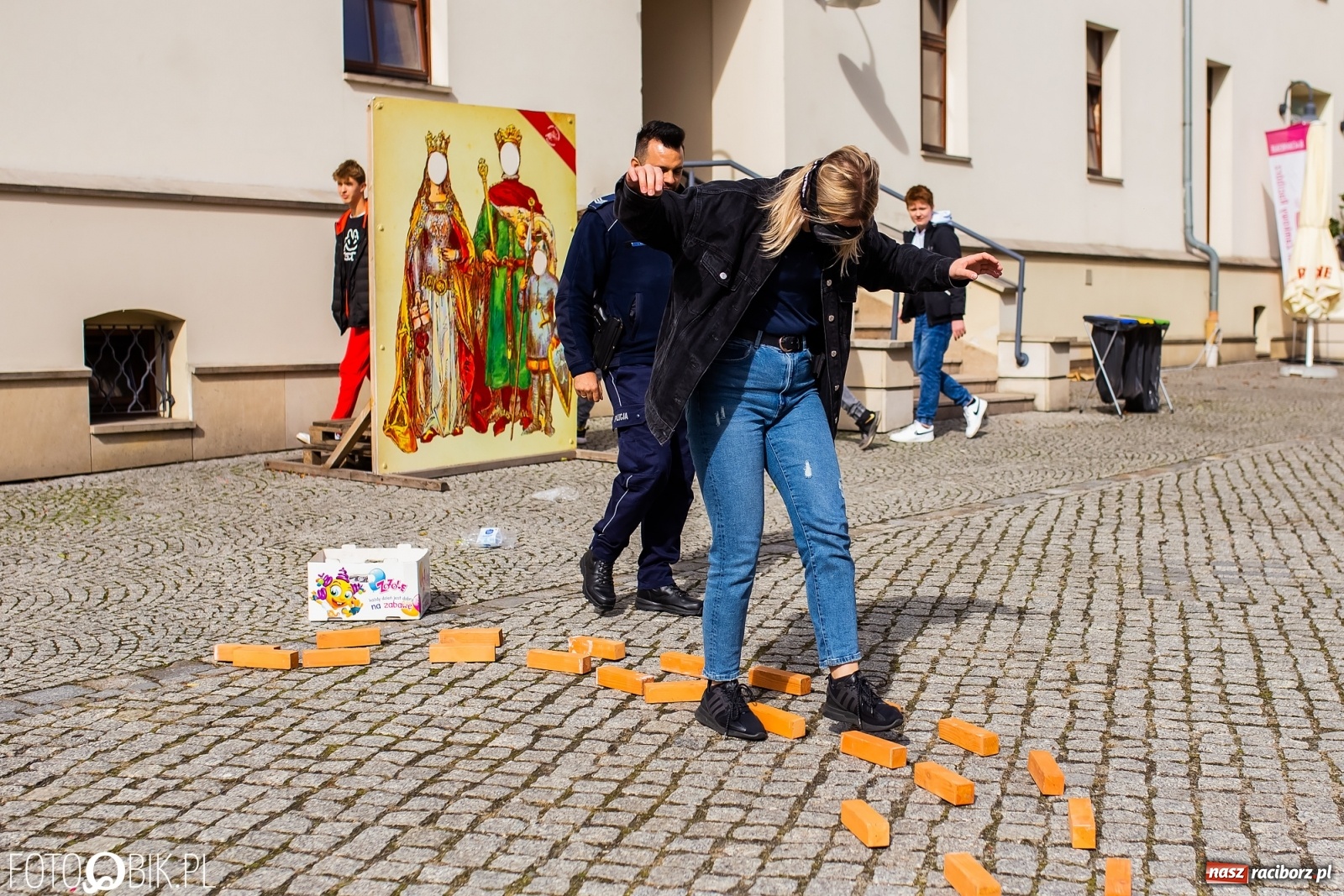 Zdjęcie w galerii na portalu naszraciborz.pl: Symulator wypadków, tor przeszkód z alkogoglami - Dzień Zrównoważonego Transportu na zamku [FOTO i WIDEO] wiadomości z regionu