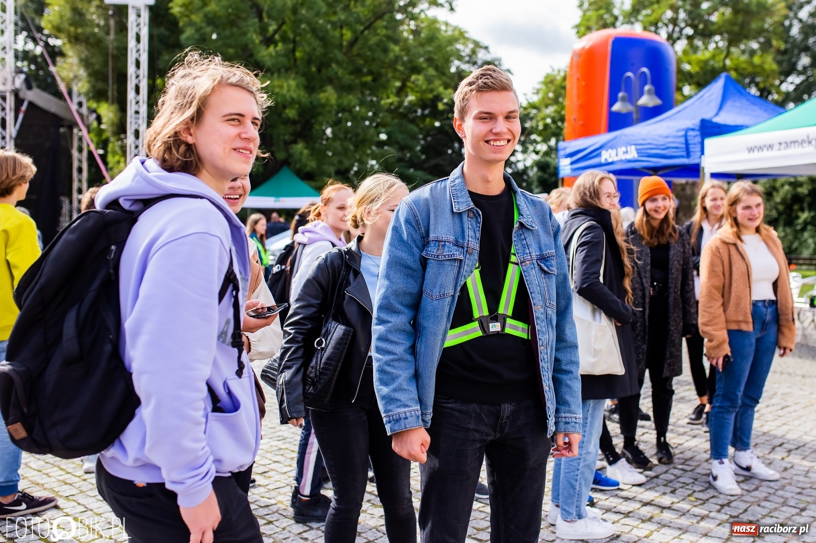 Zdjęcie w galerii na portalu naszraciborz.pl: Symulator wypadków, tor przeszkód z alkogoglami - Dzień Zrównoważonego Transportu na zamku [FOTO i WIDEO] wiadomości z regionu