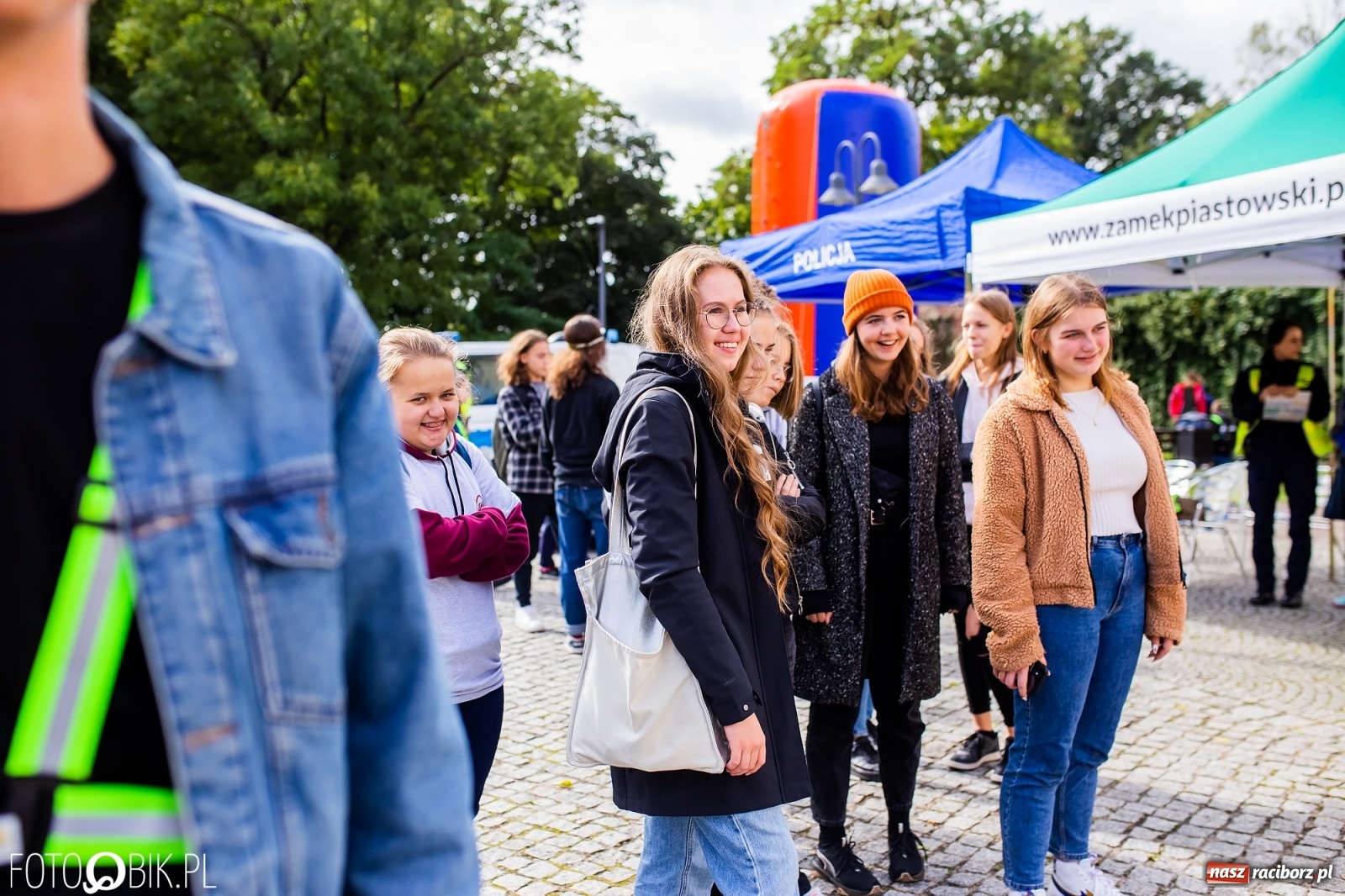 Zdjęcie w galerii na portalu naszraciborz.pl: Symulator wypadków, tor przeszkód z alkogoglami - Dzień Zrównoważonego Transportu na zamku [FOTO i WIDEO] wiadomości z regionu
