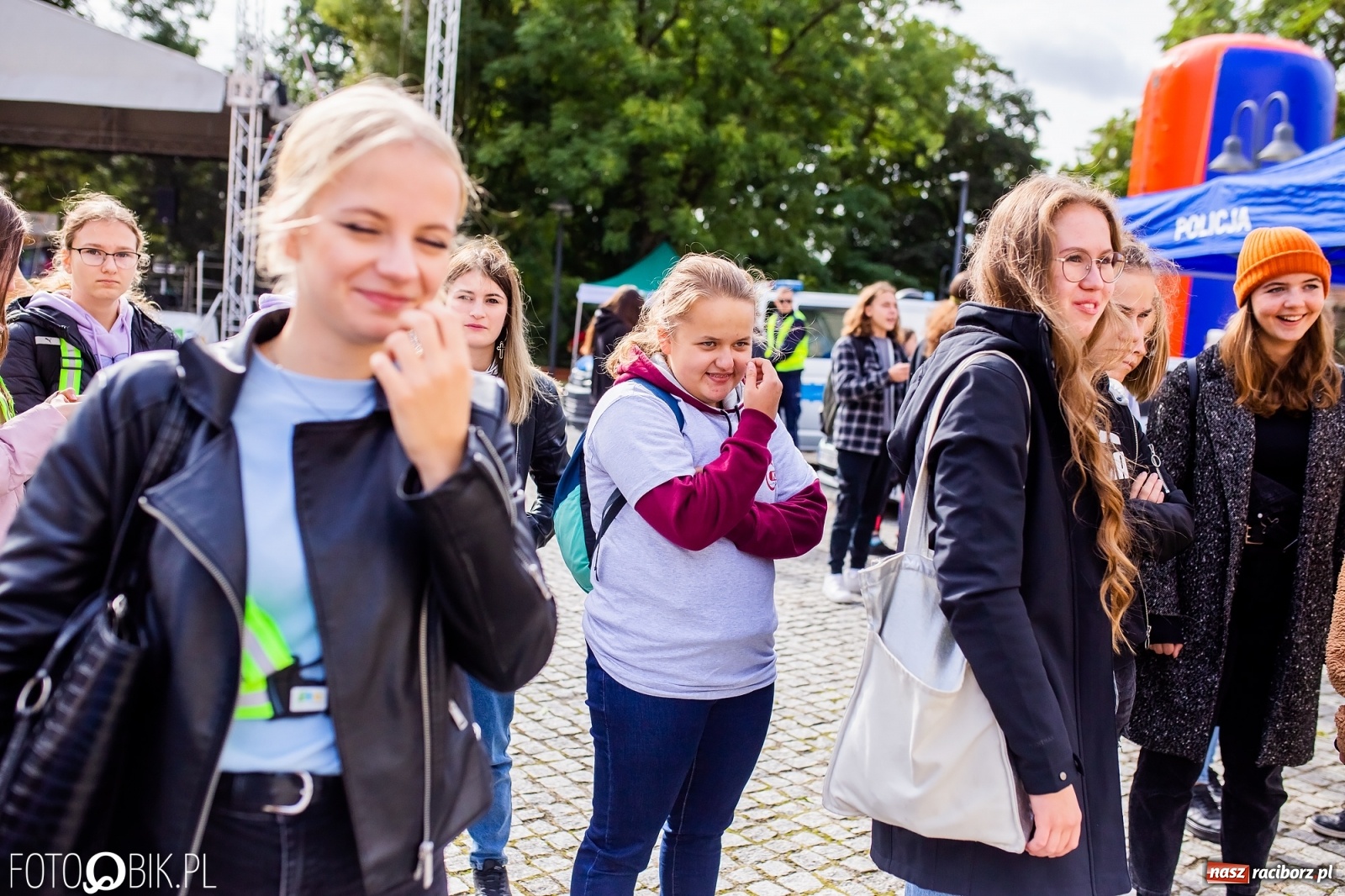 Zdjęcie w galerii na portalu naszraciborz.pl: Symulator wypadków, tor przeszkód z alkogoglami - Dzień Zrównoważonego Transportu na zamku [FOTO i WIDEO] wiadomości z regionu