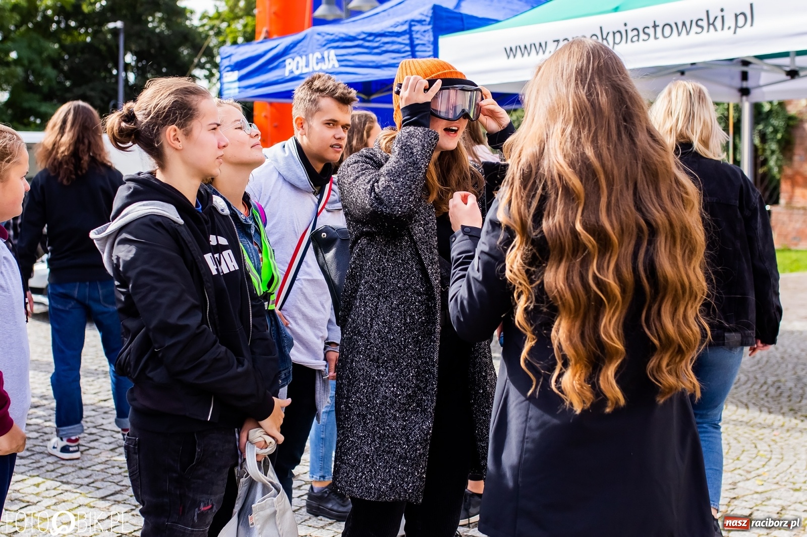 Zdjęcie w galerii na portalu naszraciborz.pl: Symulator wypadków, tor przeszkód z alkogoglami - Dzień Zrównoważonego Transportu na zamku [FOTO i WIDEO] wiadomości z regionu