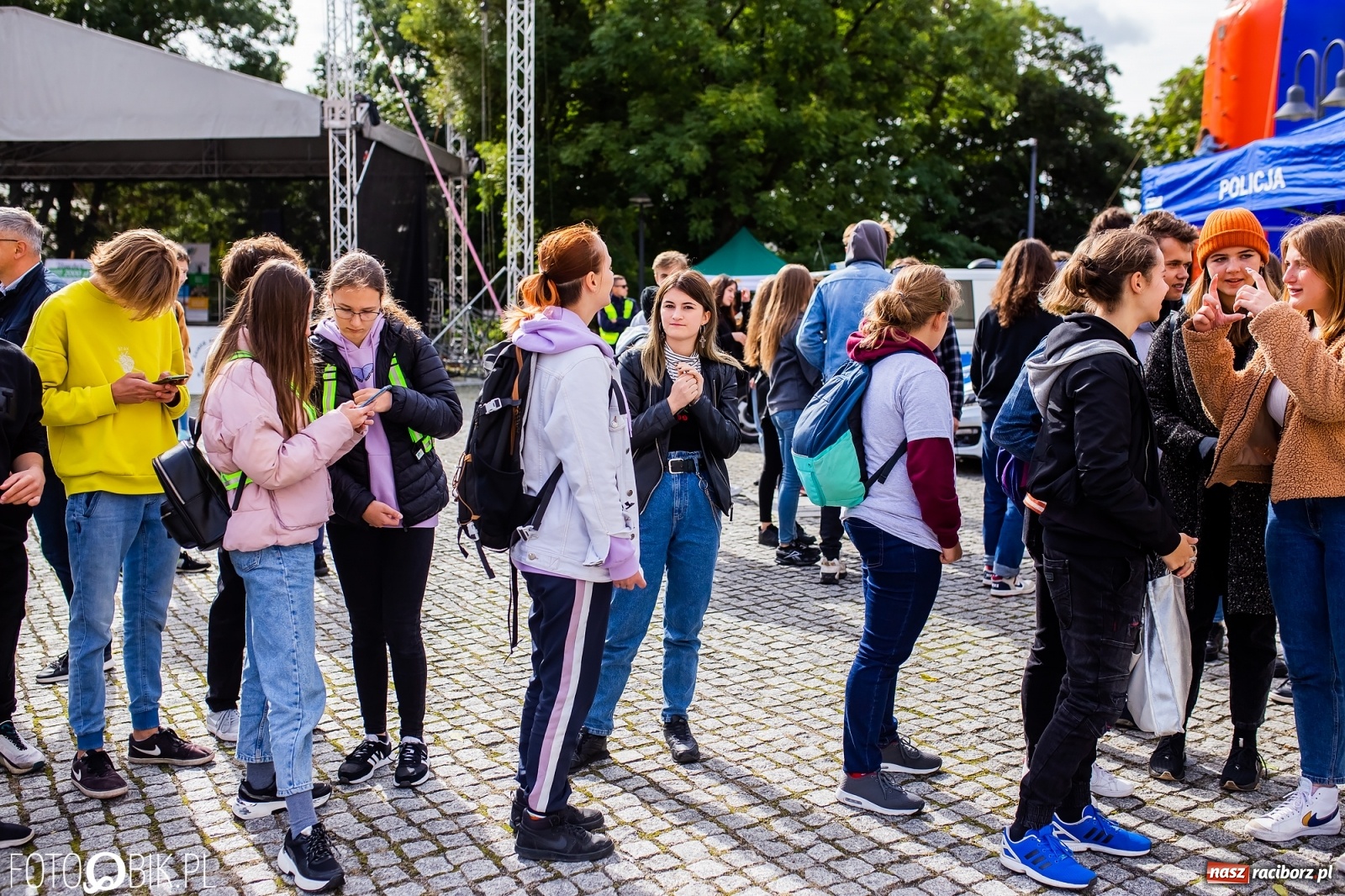 Zdjęcie w galerii na portalu naszraciborz.pl: Symulator wypadków, tor przeszkód z alkogoglami - Dzień Zrównoważonego Transportu na zamku [FOTO i WIDEO] wiadomości z regionu