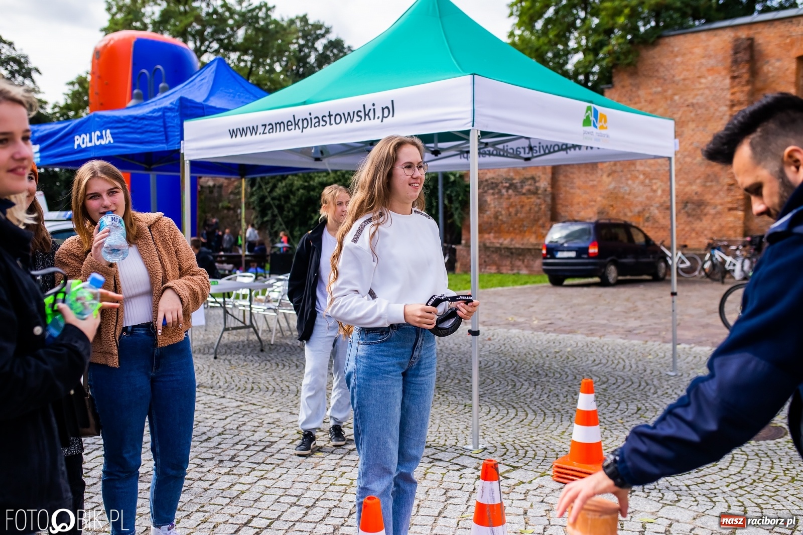 Zdjęcie w galerii na portalu naszraciborz.pl: Symulator wypadków, tor przeszkód z alkogoglami - Dzień Zrównoważonego Transportu na zamku [FOTO i WIDEO] wiadomości z regionu