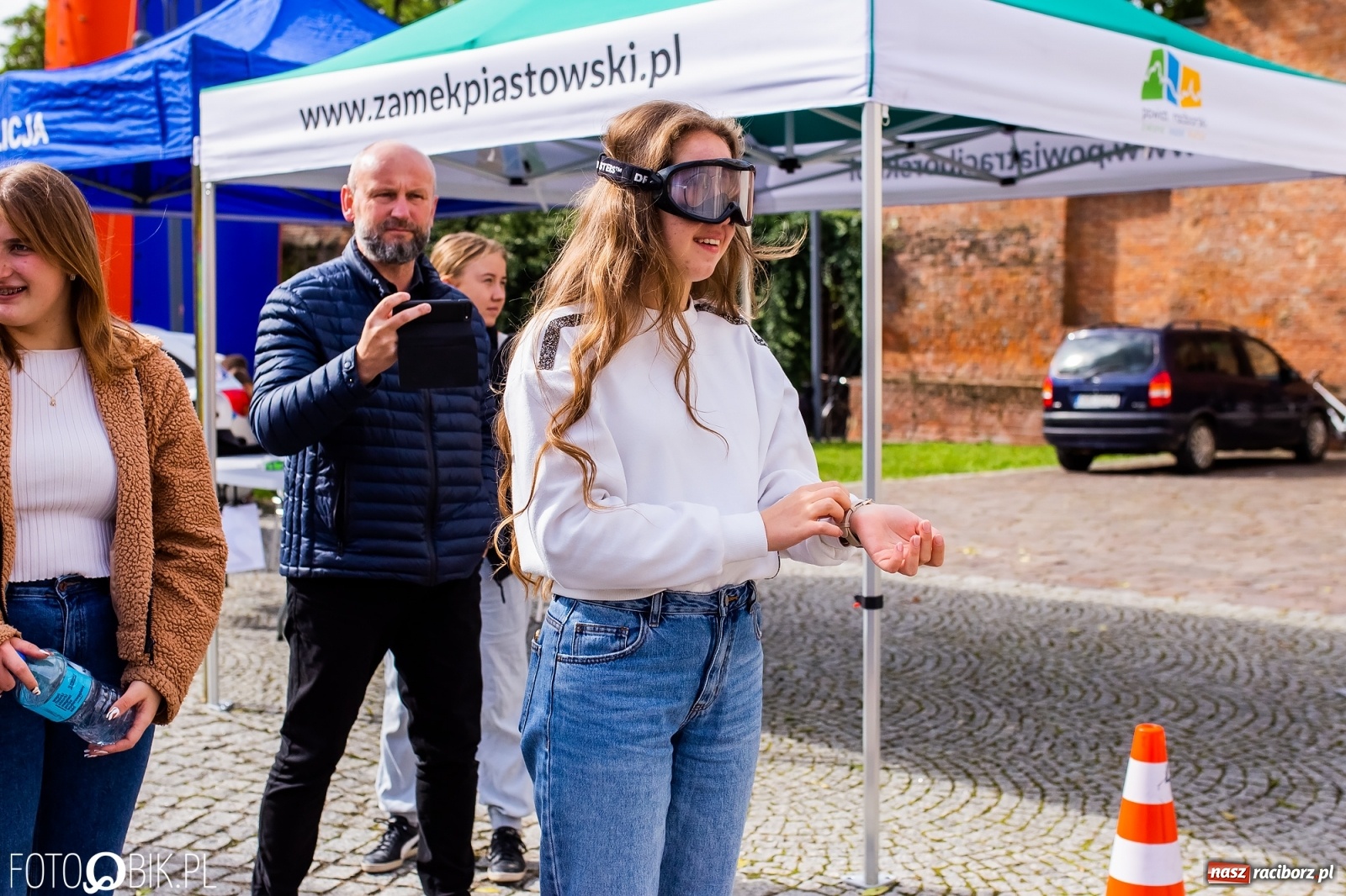 Zdjęcie w galerii na portalu naszraciborz.pl: Symulator wypadków, tor przeszkód z alkogoglami - Dzień Zrównoważonego Transportu na zamku [FOTO i WIDEO] wiadomości z regionu