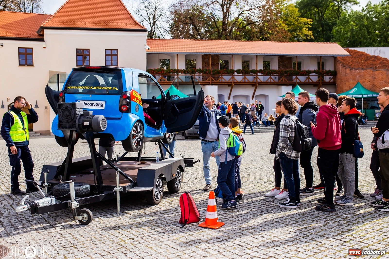 Zdjęcie w galerii na portalu naszraciborz.pl: Symulator wypadków, tor przeszkód z alkogoglami - Dzień Zrównoważonego Transportu na zamku [FOTO i WIDEO] wiadomości z regionu