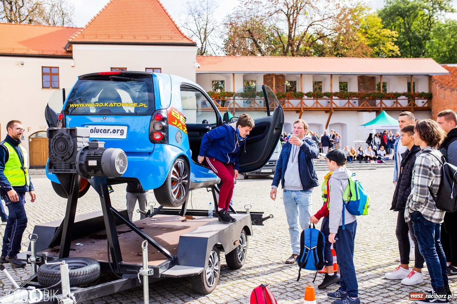Zdjęcie w galerii na portalu naszraciborz.pl: Symulator wypadków, tor przeszkód z alkogoglami - Dzień Zrównoważonego Transportu na zamku [FOTO i WIDEO] wiadomości z regionu