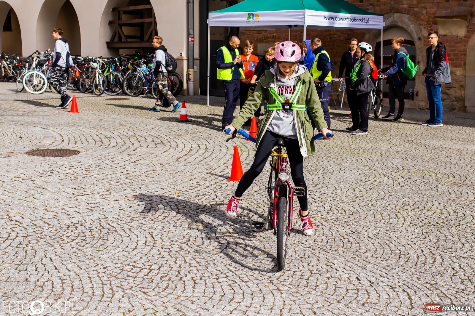 Zdjęcie w galerii na portalu naszraciborz.pl: Symulator wypadków, tor przeszkód z alkogoglami - Dzień Zrównoważonego Transportu na zamku [FOTO i WIDEO] wiadomości z regionu