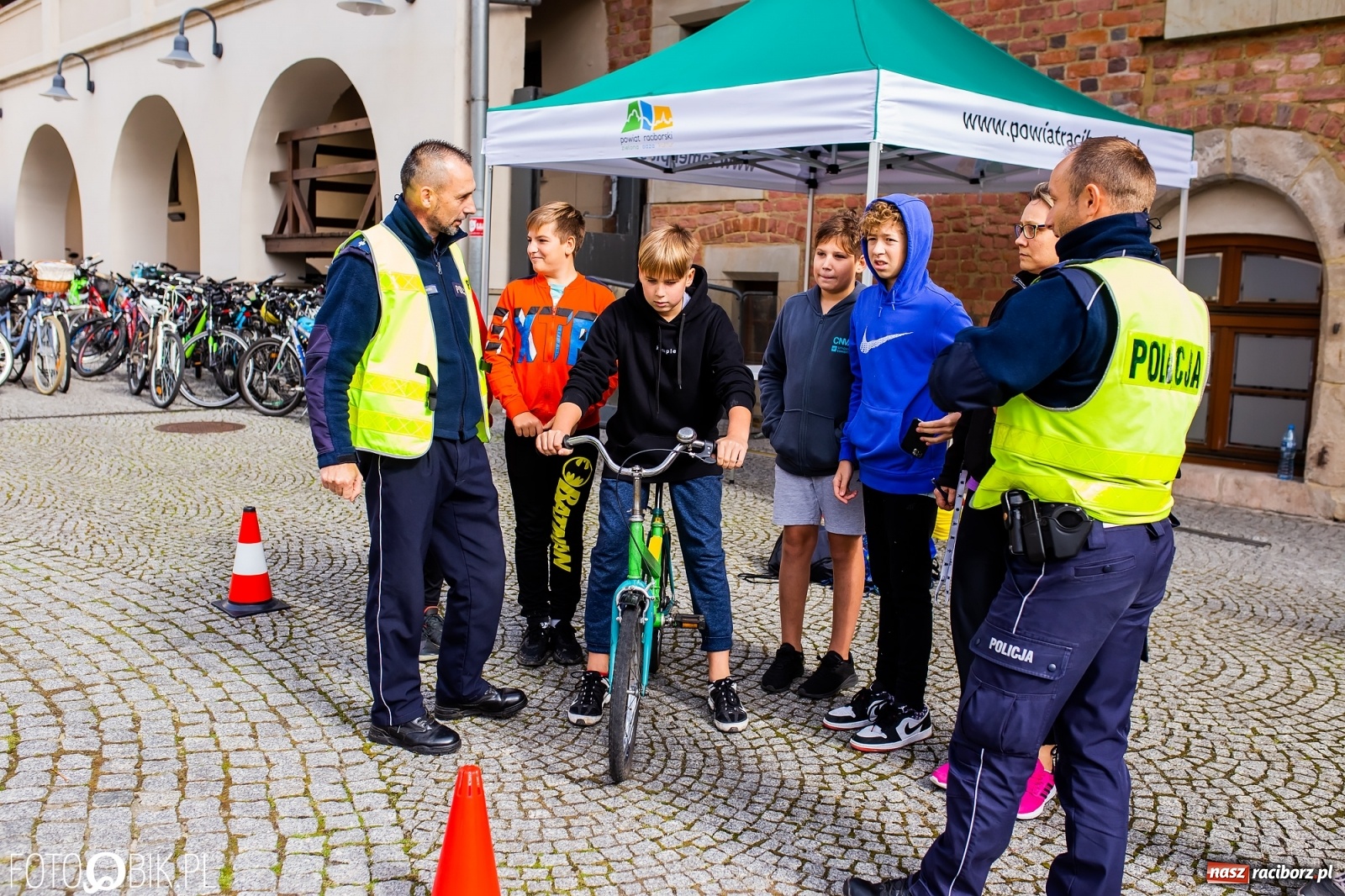 Zdjęcie w galerii na portalu naszraciborz.pl: Symulator wypadków, tor przeszkód z alkogoglami - Dzień Zrównoważonego Transportu na zamku [FOTO i WIDEO] wiadomości z regionu
