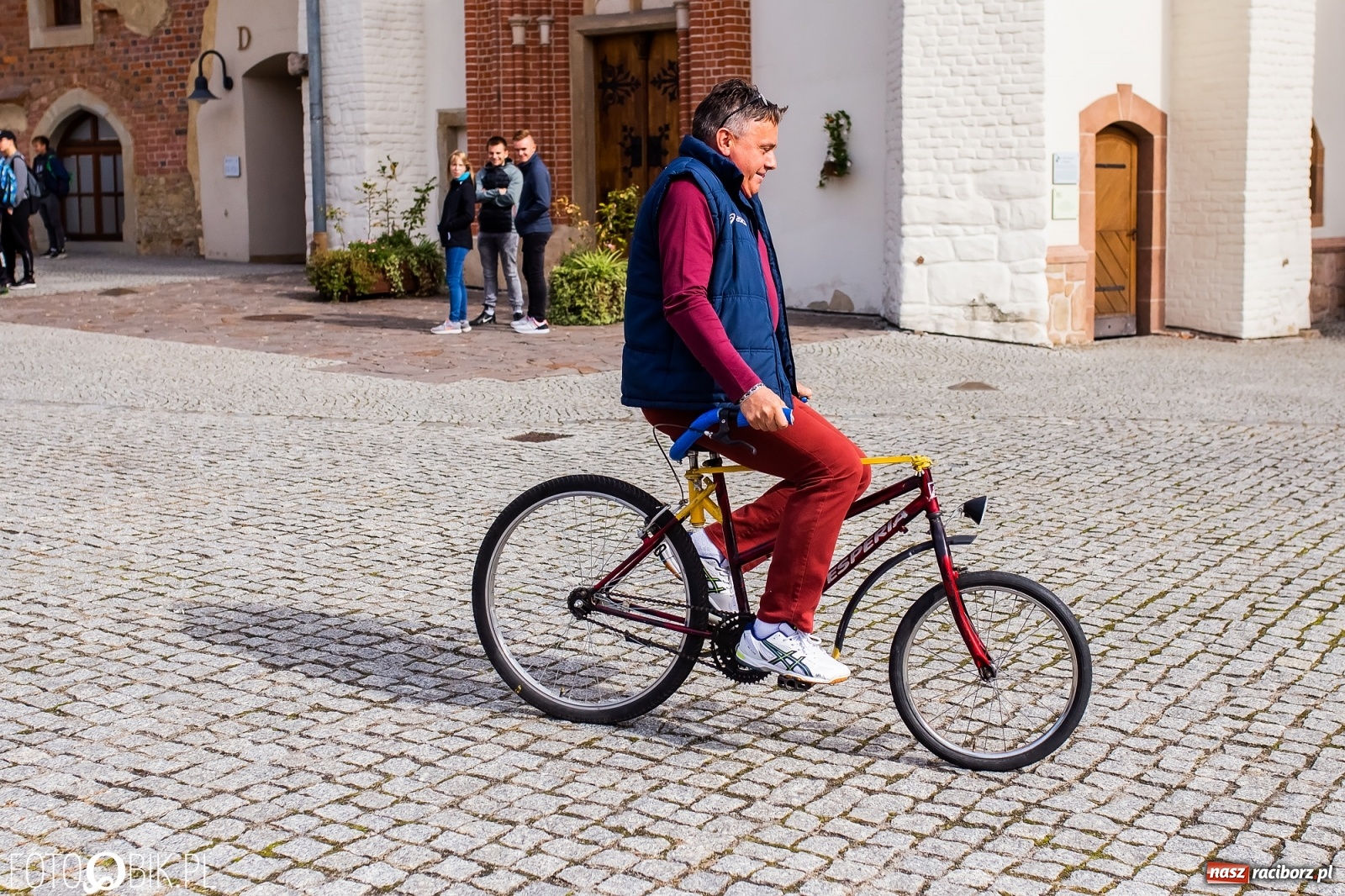 Zdjęcie w galerii na portalu naszraciborz.pl: Symulator wypadków, tor przeszkód z alkogoglami - Dzień Zrównoważonego Transportu na zamku [FOTO i WIDEO] wiadomości z regionu