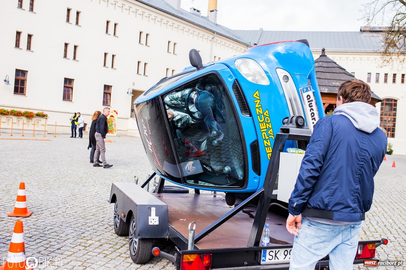 Zdjęcie w galerii na portalu naszraciborz.pl: Symulator wypadków, tor przeszkód z alkogoglami - Dzień Zrównoważonego Transportu na zamku [FOTO i WIDEO] wiadomości z regionu