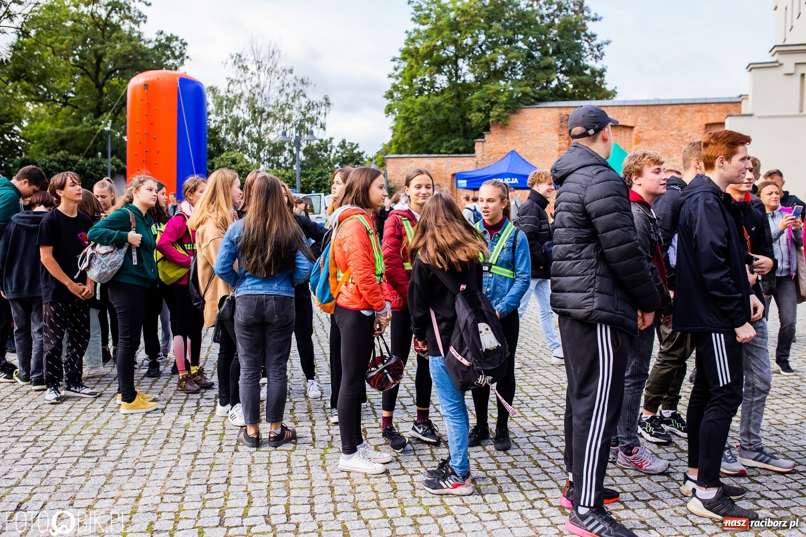 Zdjęcie w galerii na portalu naszraciborz.pl: Symulator wypadków, tor przeszkód z alkogoglami - Dzień Zrównoważonego Transportu na zamku [FOTO i WIDEO] wiadomości z regionu